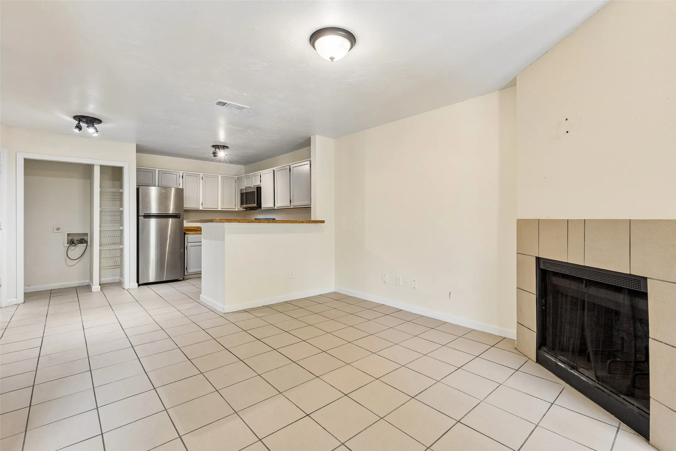 Condominium For Sale in Dallas County , 6108 Abrams Road 610, Dallas, Texas 75231, 2 Bedroom, 2 Bathroom, Garage spaces, 743 Sqft, built in 1984, mls#21320584, Real Estate Agent in Dallas, Homes For Sale in Dallas county, Homes For Sale in Dallas, Realtor in Dallas Texas, Real Estate Brokerage Independent Realty Texas, Luminita Cordes Realtor