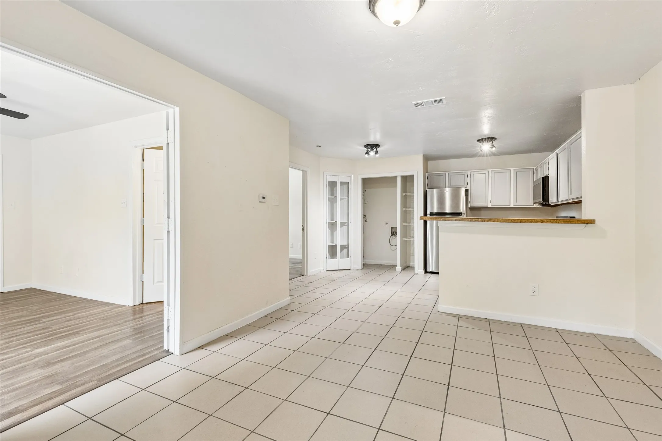 Condominium For Sale in Dallas County , 6108 Abrams Road 610, Dallas, Texas 75231, 2 Bedroom, 2 Bathroom, Garage spaces, 743 Sqft, built in 1984, mls#21320584, Real Estate Agent in Dallas, Homes For Sale in Dallas county, Homes For Sale in Dallas, Realtor in Dallas Texas, Real Estate Brokerage Independent Realty Texas, Luminita Cordes Realtor