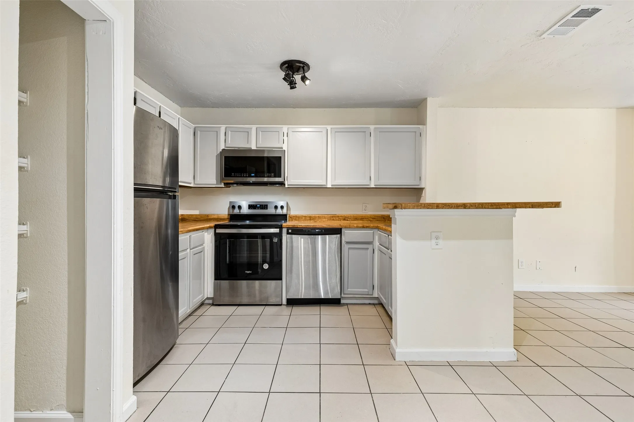 Condominium For Sale in Dallas County , 6108 Abrams Road 610, Dallas, Texas 75231, 2 Bedroom, 2 Bathroom, Garage spaces, 743 Sqft, built in 1984, mls#21320584, Real Estate Agent in Dallas, Homes For Sale in Dallas county, Homes For Sale in Dallas, Realtor in Dallas Texas, Real Estate Brokerage Independent Realty Texas, Luminita Cordes Realtor