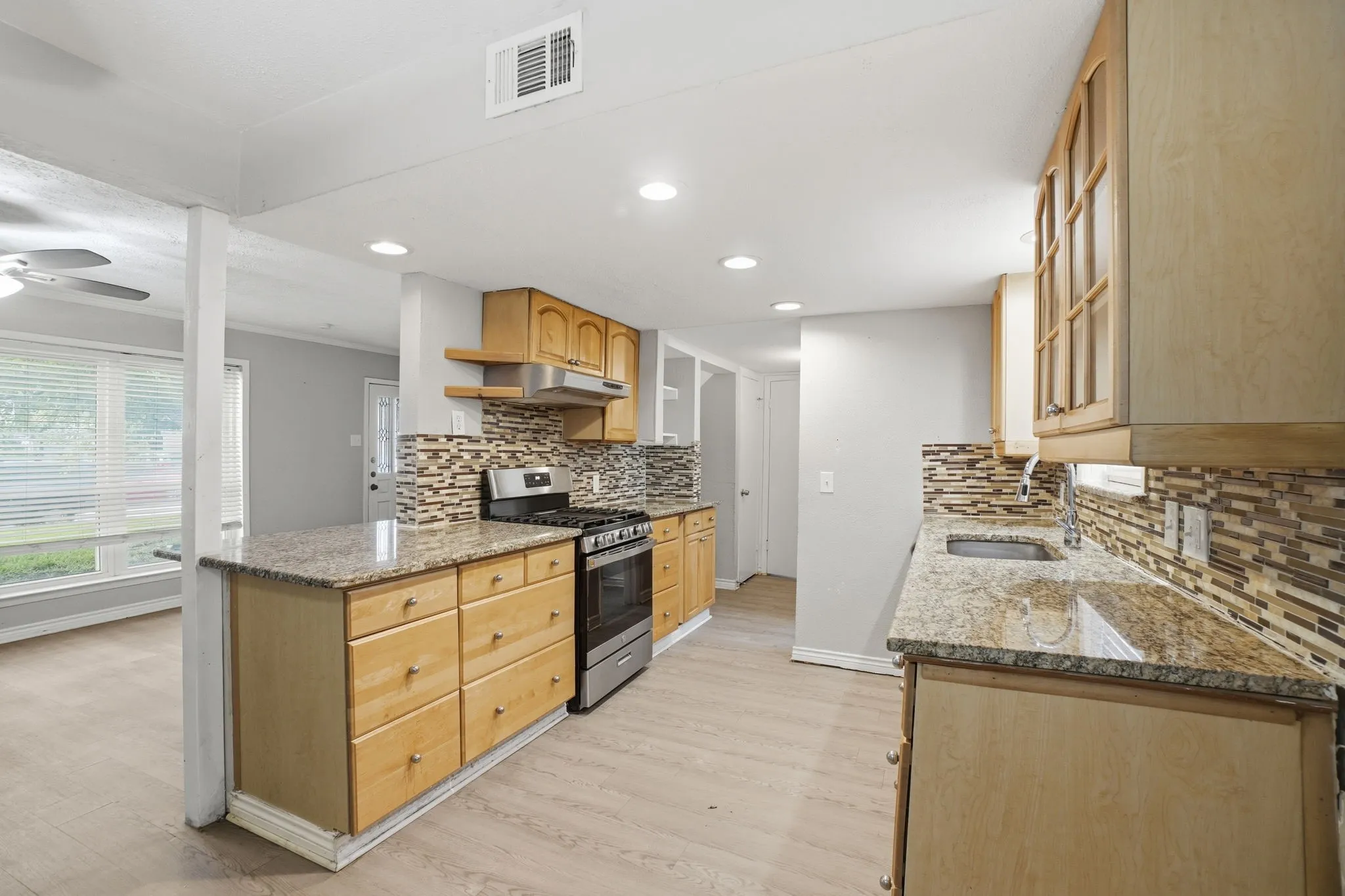 Single Family Residence For Sale in Dallas County , 2430 Mark Drive, Mesquite, Texas 75150, 4 Bedroom, 2 Bathroom, 1 Garage spaces, 1,672 Sqft, built in 1963, mls#21282253, Real Estate Agent in Mesquite, Homes For Sale in Dallas county, Homes For Sale in Mesquite, Realtor in Mesquite Texas, Real Estate Brokerage Independent Realty Texas, Luminita Cordes Realtor