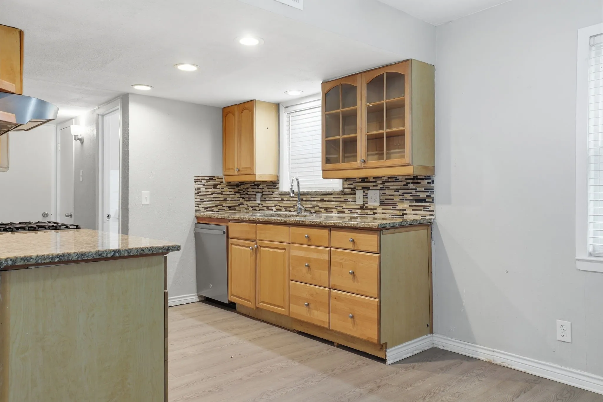 Single Family Residence For Sale in Dallas County , 2430 Mark Drive, Mesquite, Texas 75150, 4 Bedroom, 2 Bathroom, 1 Garage spaces, 1,672 Sqft, built in 1963, mls#21282253, Real Estate Agent in Mesquite, Homes For Sale in Dallas county, Homes For Sale in Mesquite, Realtor in Mesquite Texas, Real Estate Brokerage Independent Realty Texas, Luminita Cordes Realtor