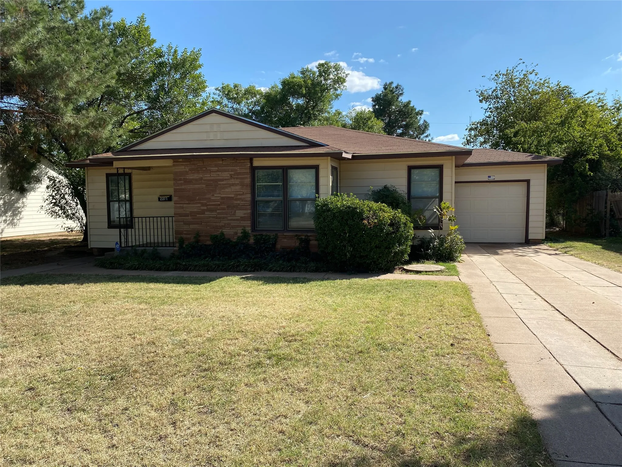 Single Family Residence For Sale in Taylor County , 2371 Moore Street, Abilene, Texas 79605, 3 Bedrooms, 1 Bathroom, 1 Garage spaces, 965 Sqft, built in 1958, Price $200,000, mls#21327743, Real Estate Agent in Abilene, Homes For Sale in Taylor county, Homes For Sale in Abilene, Realtor in Abilene Texas, Real Estate Brokerage Independent Realty Texas, Luminita Cordes Realtor
