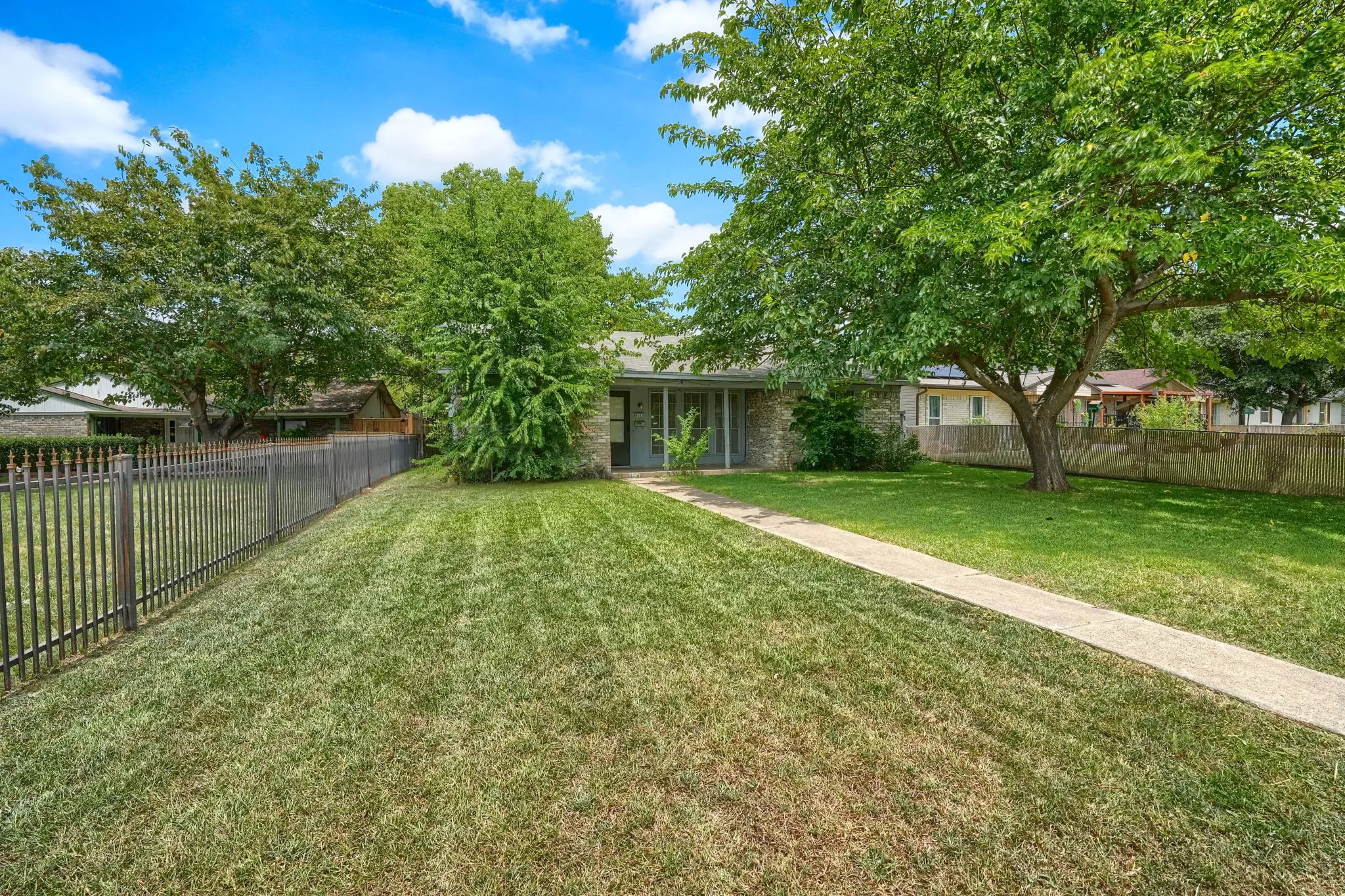 Single Family Residence For Rent in Dallas County , 9661 Limestone Drive, Dallas, Texas 75217, 4 Bedroom, 2 Bathroom, Garage spaces, 1,341 Sqft, built in 1972, mls#21307391, Real Estate Agent in Dallas, Homes For Rent in Dallas county, Homes For Rent in Dallas, Realtor in Dallas Texas, Real Estate Brokerage Independent Realty Texas, Luminita Cordes Realtor