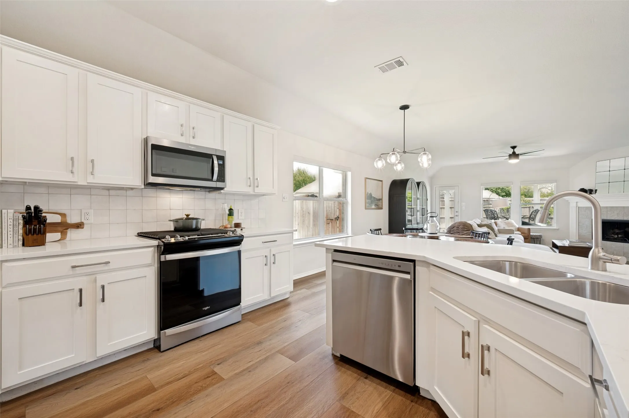Single Family Residence For Sale in Collin County , 200 Ferndale Drive, Mc Kinney, Texas 75071, 3 Bedroom, 2 Bathroom, 2 Garage spaces, 1,801 Sqft, built in 2004, mls#21326547, Real Estate Agent in Mc Kinney, Homes For Sale in Collin county, Homes For Sale in Mc Kinney, Realtor in Mc Kinney Texas, Real Estate Brokerage Independent Realty Texas, Luminita Cordes Realtor