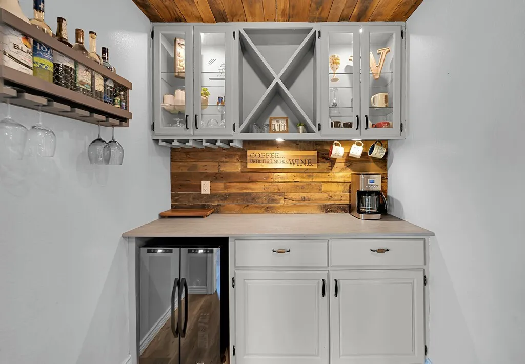 Single Family Residence For Sale in Bosque County , 5819 FM 56, Clifton, Texas 76634, 3 Bedroom, 3 Bathroom, 2 Garage spaces, 2,233 Sqft, built in 1987, mls#21327345, Real Estate Agent in Clifton, Homes For Sale in Bosque county, Homes For Sale in Clifton, Realtor in Clifton Texas, Real Estate Brokerage Independent Realty Texas, Luminita Cordes Realtor