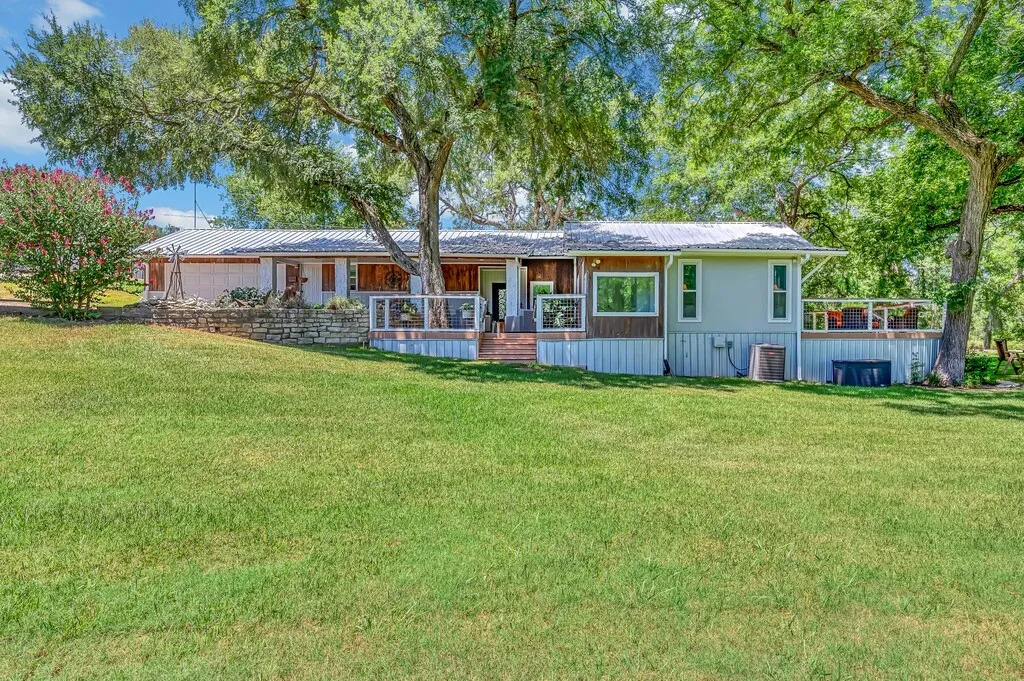 Single Family Residence For Sale in Bosque County , 5819 FM 56, Clifton, Texas 76634, 3 Bedroom, 3 Bathroom, 2 Garage spaces, 2,233 Sqft, built in 1987, mls#21327345, Real Estate Agent in Clifton, Homes For Sale in Bosque county, Homes For Sale in Clifton, Realtor in Clifton Texas, Real Estate Brokerage Independent Realty Texas, Luminita Cordes Realtor