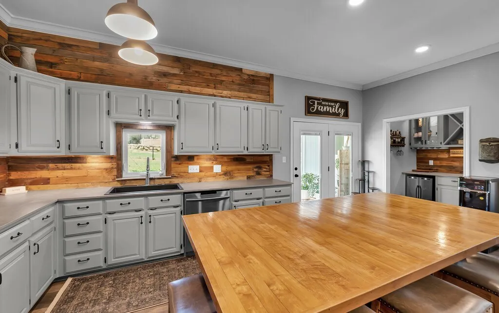 Single Family Residence For Sale in Bosque County , 5819 FM 56, Clifton, Texas 76634, 3 Bedroom, 3 Bathroom, 2 Garage spaces, 2,233 Sqft, built in 1987, mls#21327345, Real Estate Agent in Clifton, Homes For Sale in Bosque county, Homes For Sale in Clifton, Realtor in Clifton Texas, Real Estate Brokerage Independent Realty Texas, Luminita Cordes Realtor