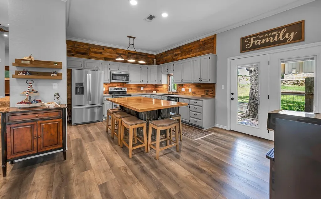 Single Family Residence For Sale in Bosque County , 5819 FM 56, Clifton, Texas 76634, 3 Bedroom, 3 Bathroom, 2 Garage spaces, 2,233 Sqft, built in 1987, mls#21327345, Real Estate Agent in Clifton, Homes For Sale in Bosque county, Homes For Sale in Clifton, Realtor in Clifton Texas, Real Estate Brokerage Independent Realty Texas, Luminita Cordes Realtor
