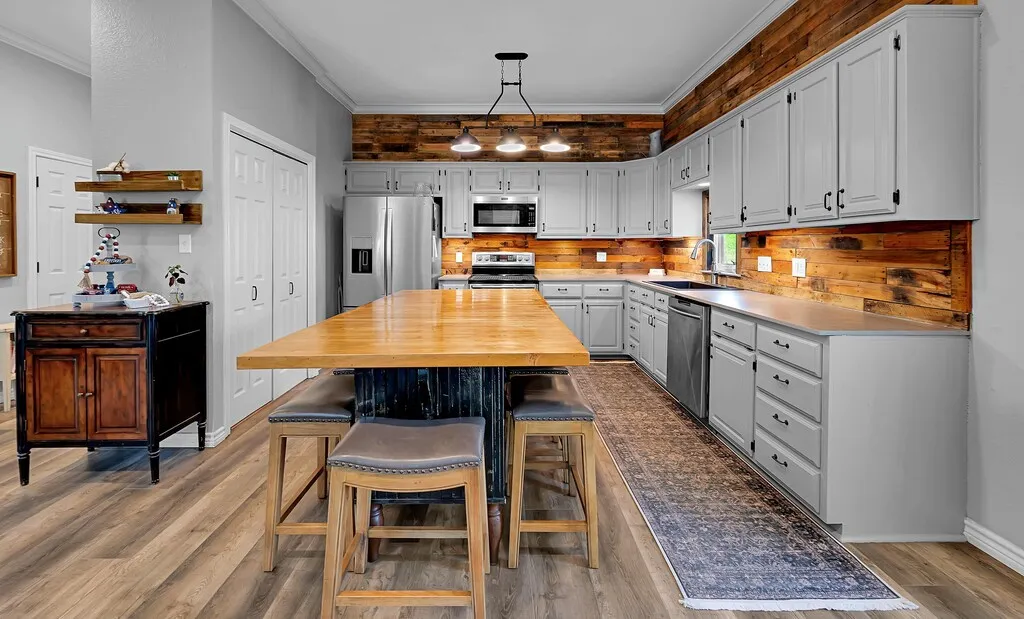 Single Family Residence For Sale in Bosque County , 5819 FM 56, Clifton, Texas 76634, 3 Bedroom, 3 Bathroom, 2 Garage spaces, 2,233 Sqft, built in 1987, mls#21327345, Real Estate Agent in Clifton, Homes For Sale in Bosque county, Homes For Sale in Clifton, Realtor in Clifton Texas, Real Estate Brokerage Independent Realty Texas, Luminita Cordes Realtor