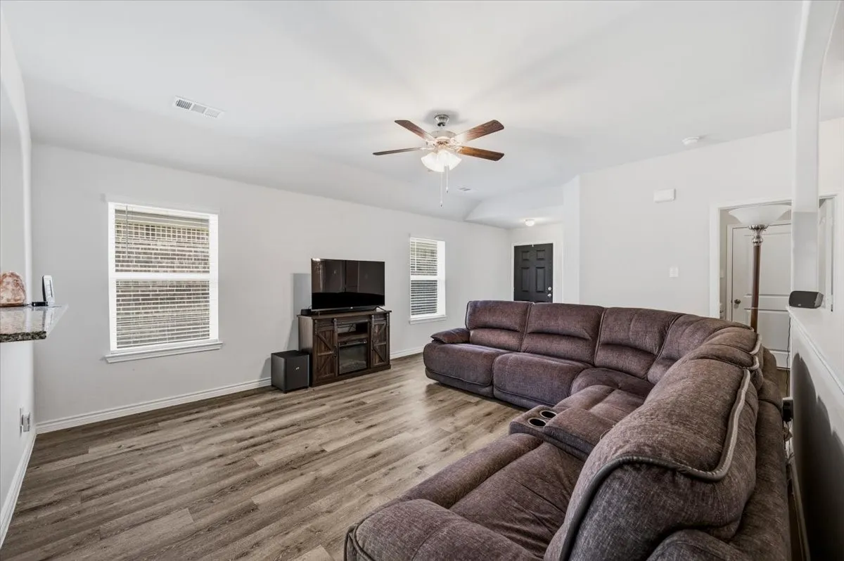 Single Family Residence For Sale in Ellis County , 1709 Mark Lane, Ennis, Texas 75119, 4 Bedroom, 2 Bathroom, 2 Garage spaces, 1,596 Sqft, built in 2021, mls#21327791, Real Estate Agent in Ennis, Homes For Sale in Ellis county, Homes For Sale in Ennis, Realtor in Ennis Texas, Real Estate Brokerage Independent Realty Texas, Luminita Cordes Realtor