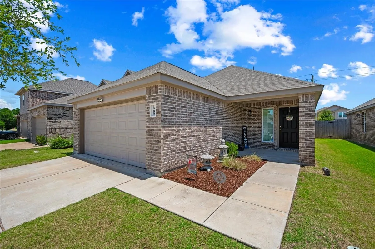 Single Family Residence For Sale in Ellis County , 1709 Mark Lane, Ennis, Texas 75119, 4 Bedroom, 2 Bathroom, 2 Garage spaces, 1,596 Sqft, built in 2021, mls#21327791, Real Estate Agent in Ennis, Homes For Sale in Ellis county, Homes For Sale in Ennis, Realtor in Ennis Texas, Real Estate Brokerage Independent Realty Texas, Luminita Cordes Realtor
