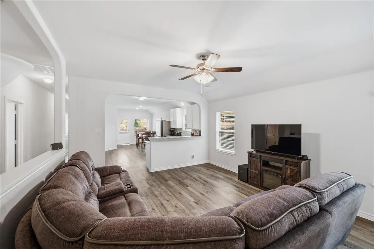 Single Family Residence For Sale in Ellis County , 1709 Mark Lane, Ennis, Texas 75119, 4 Bedroom, 2 Bathroom, 2 Garage spaces, 1,596 Sqft, built in 2021, mls#21327791, Real Estate Agent in Ennis, Homes For Sale in Ellis county, Homes For Sale in Ennis, Realtor in Ennis Texas, Real Estate Brokerage Independent Realty Texas, Luminita Cordes Realtor