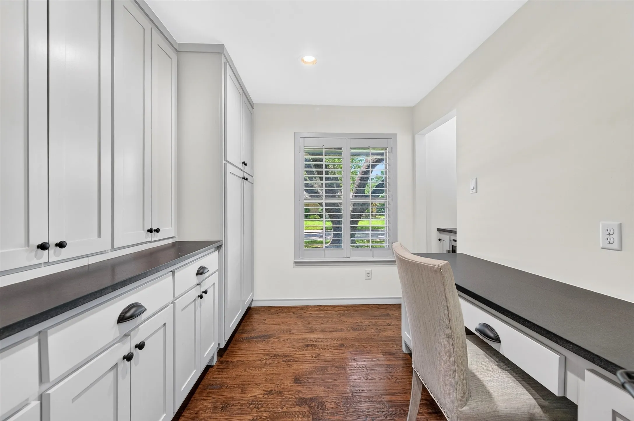 Single Family Residence For Sale in Dallas County , 13834 Tanglewood Drive, Farmers Branch, Texas 75234, 4 Bedroom, 3 Bathroom, 2 Garage spaces, 2,336 Sqft, built in 1960, mls#21327795, Real Estate Agent in Farmers Branch, Homes For Sale in Dallas county, Homes For Sale in Farmers Branch, Realtor in Farmers Branch Texas, Real Estate Brokerage Independent Realty Texas, Luminita Cordes Realtor