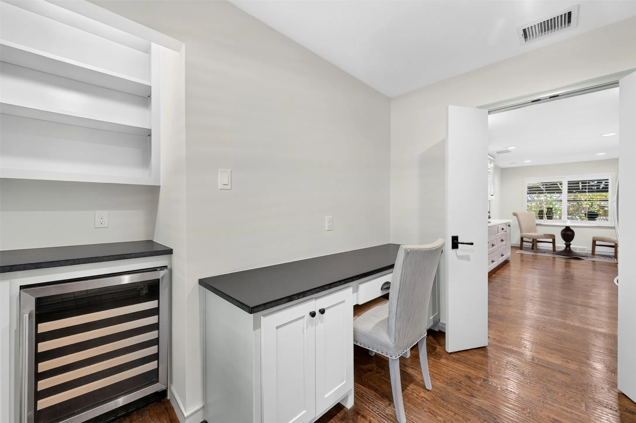 Single Family Residence For Sale in Dallas County , 13834 Tanglewood Drive, Farmers Branch, Texas 75234, 4 Bedroom, 3 Bathroom, 2 Garage spaces, 2,336 Sqft, built in 1960, mls#21327795, Real Estate Agent in Farmers Branch, Homes For Sale in Dallas county, Homes For Sale in Farmers Branch, Realtor in Farmers Branch Texas, Real Estate Brokerage Independent Realty Texas, Luminita Cordes Realtor
