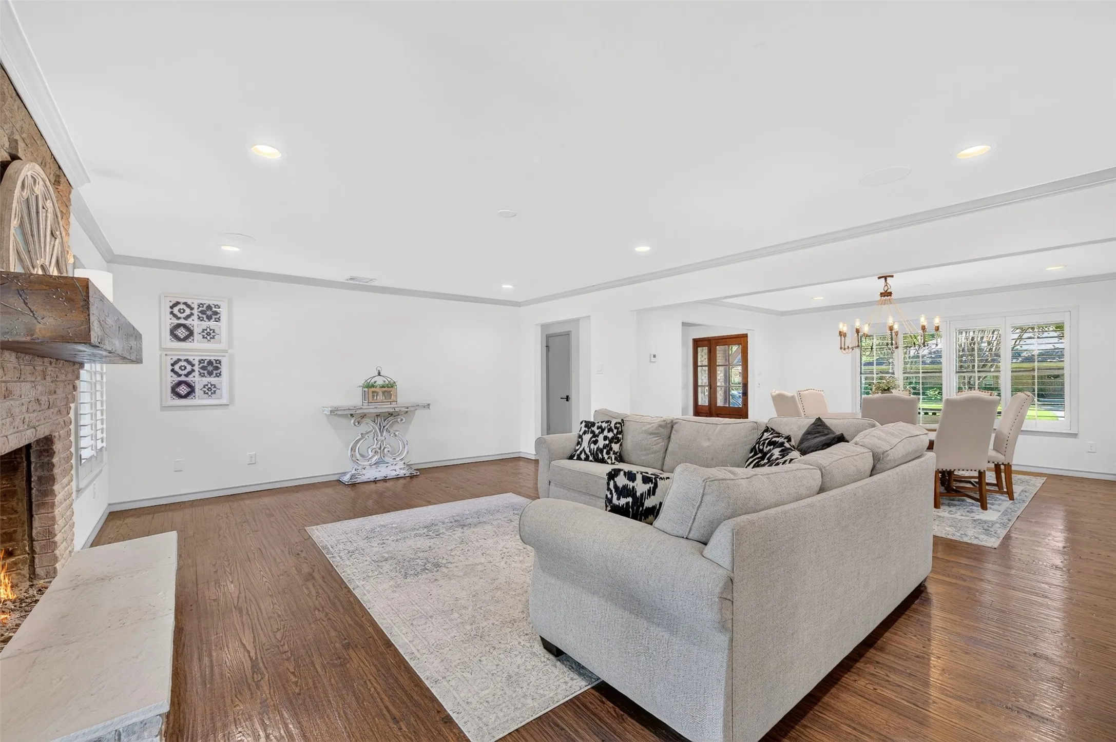 Single Family Residence For Sale in Dallas County , 13834 Tanglewood Drive, Farmers Branch, Texas 75234, 4 Bedroom, 3 Bathroom, 2 Garage spaces, 2,336 Sqft, built in 1960, mls#21327795, Real Estate Agent in Farmers Branch, Homes For Sale in Dallas county, Homes For Sale in Farmers Branch, Realtor in Farmers Branch Texas, Real Estate Brokerage Independent Realty Texas, Luminita Cordes Realtor