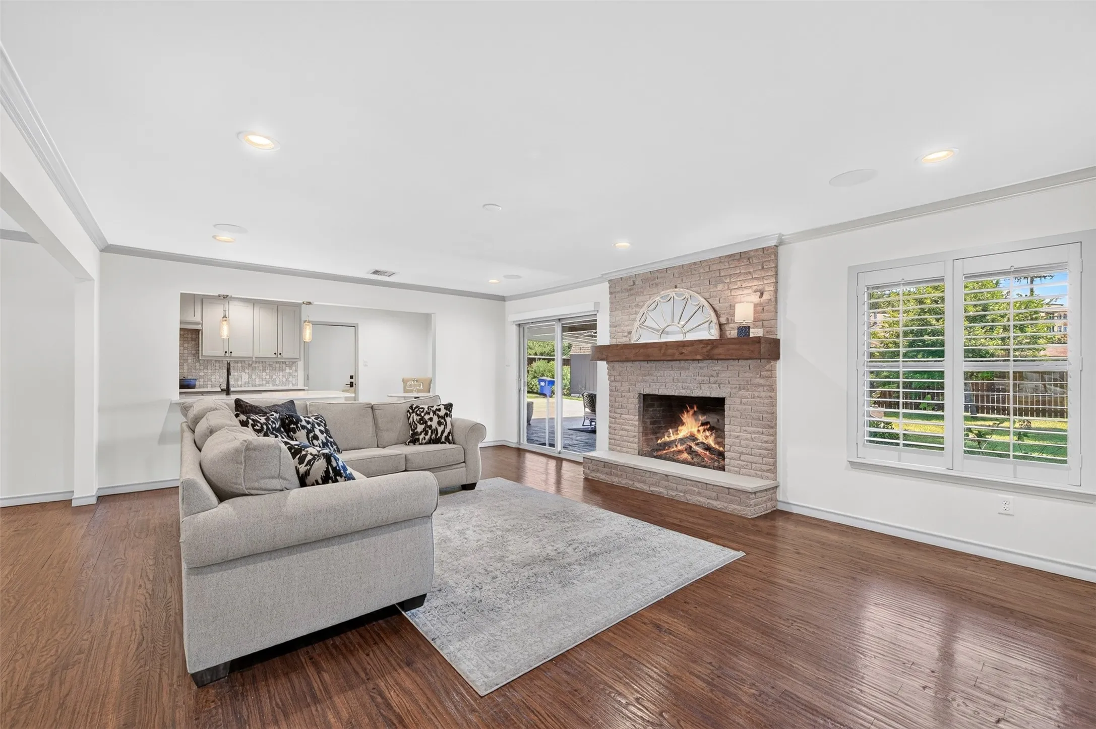 Single Family Residence For Sale in Dallas County , 13834 Tanglewood Drive, Farmers Branch, Texas 75234, 4 Bedroom, 3 Bathroom, 2 Garage spaces, 2,336 Sqft, built in 1960, mls#21327795, Real Estate Agent in Farmers Branch, Homes For Sale in Dallas county, Homes For Sale in Farmers Branch, Realtor in Farmers Branch Texas, Real Estate Brokerage Independent Realty Texas, Luminita Cordes Realtor