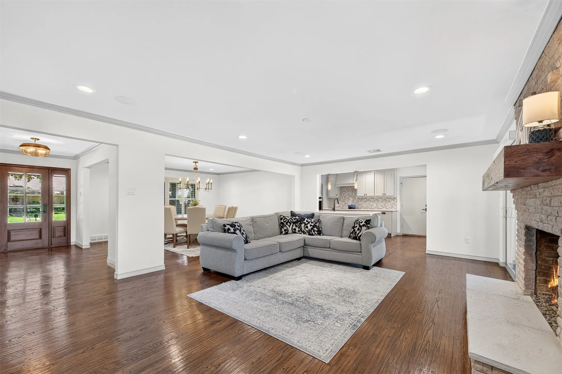 Single Family Residence For Sale in Dallas County , 13834 Tanglewood Drive, Farmers Branch, Texas 75234, 4 Bedroom, 3 Bathroom, 2 Garage spaces, 2,336 Sqft, built in 1960, mls#21327795, Real Estate Agent in Farmers Branch, Homes For Sale in Dallas county, Homes For Sale in Farmers Branch, Realtor in Farmers Branch Texas, Real Estate Brokerage Independent Realty Texas, Luminita Cordes Realtor