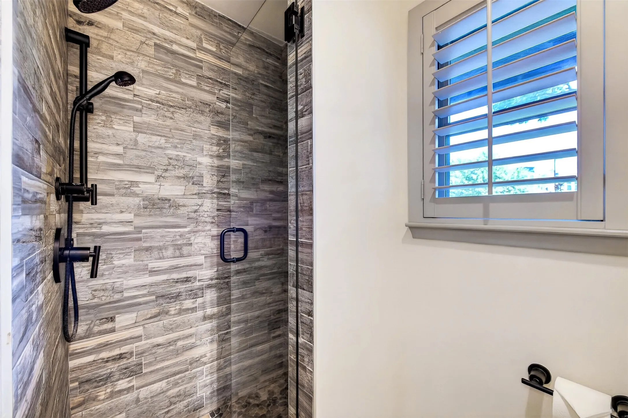 Single Family Residence For Sale in Dallas County , 13834 Tanglewood Drive, Farmers Branch, Texas 75234, 4 Bedroom, 3 Bathroom, 2 Garage spaces, 2,336 Sqft, built in 1960, mls#21327795, Real Estate Agent in Farmers Branch, Homes For Sale in Dallas county, Homes For Sale in Farmers Branch, Realtor in Farmers Branch Texas, Real Estate Brokerage Independent Realty Texas, Luminita Cordes Realtor