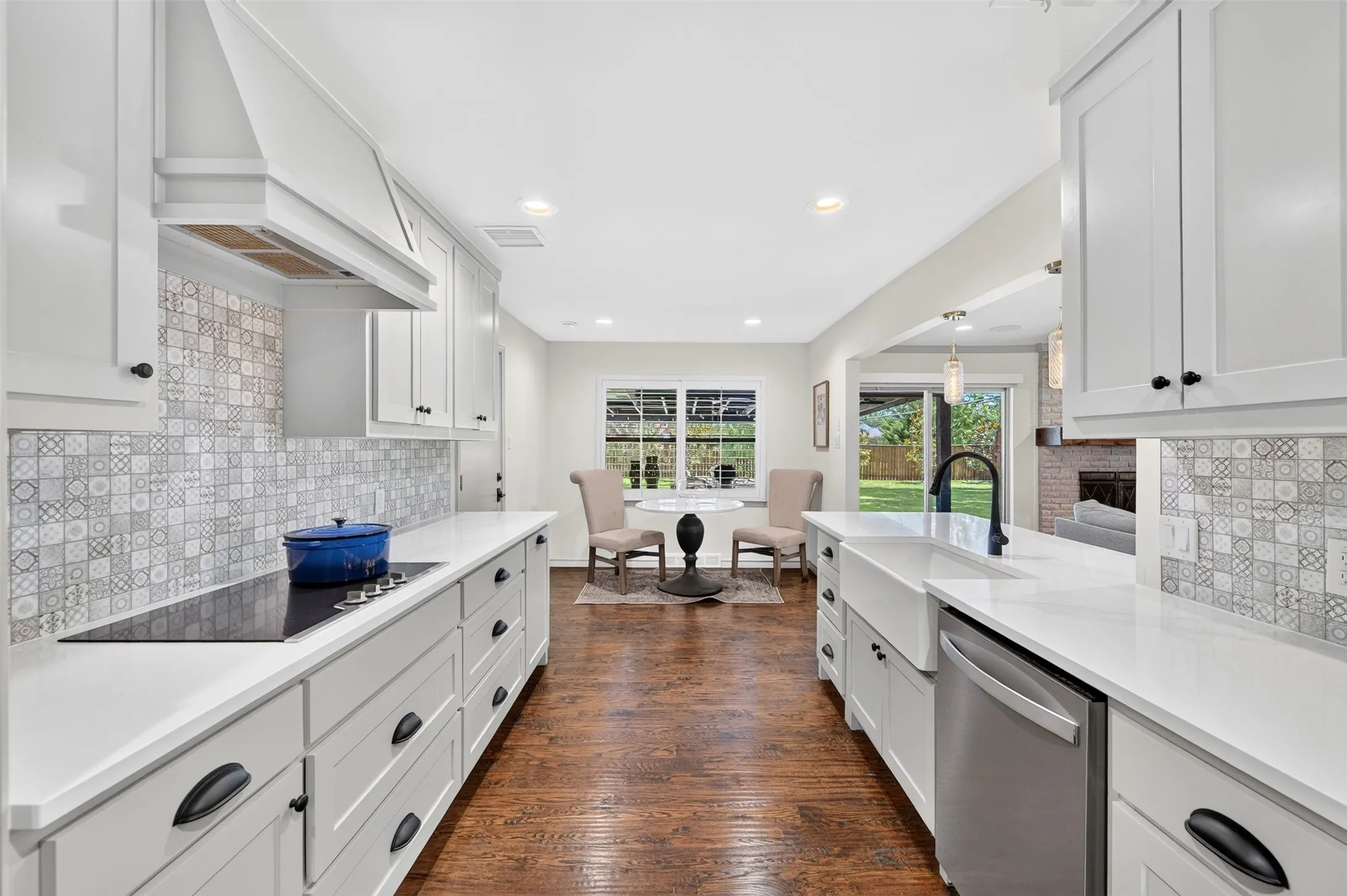 Single Family Residence For Sale in Dallas County , 13834 Tanglewood Drive, Farmers Branch, Texas 75234, 4 Bedroom, 3 Bathroom, 2 Garage spaces, 2,336 Sqft, built in 1960, mls#21327795, Real Estate Agent in Farmers Branch, Homes For Sale in Dallas county, Homes For Sale in Farmers Branch, Realtor in Farmers Branch Texas, Real Estate Brokerage Independent Realty Texas, Luminita Cordes Realtor