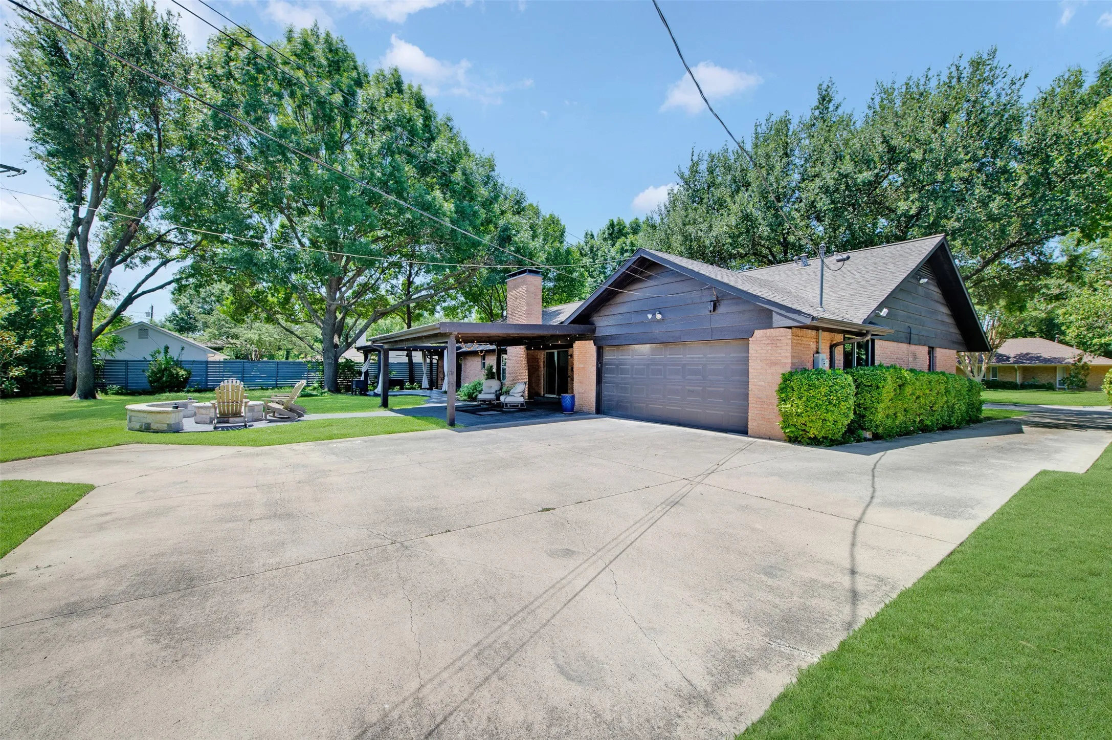Single Family Residence For Sale in Dallas County , 13834 Tanglewood Drive, Farmers Branch, Texas 75234, 4 Bedroom, 3 Bathroom, 2 Garage spaces, 2,336 Sqft, built in 1960, mls#21327795, Real Estate Agent in Farmers Branch, Homes For Sale in Dallas county, Homes For Sale in Farmers Branch, Realtor in Farmers Branch Texas, Real Estate Brokerage Independent Realty Texas, Luminita Cordes Realtor