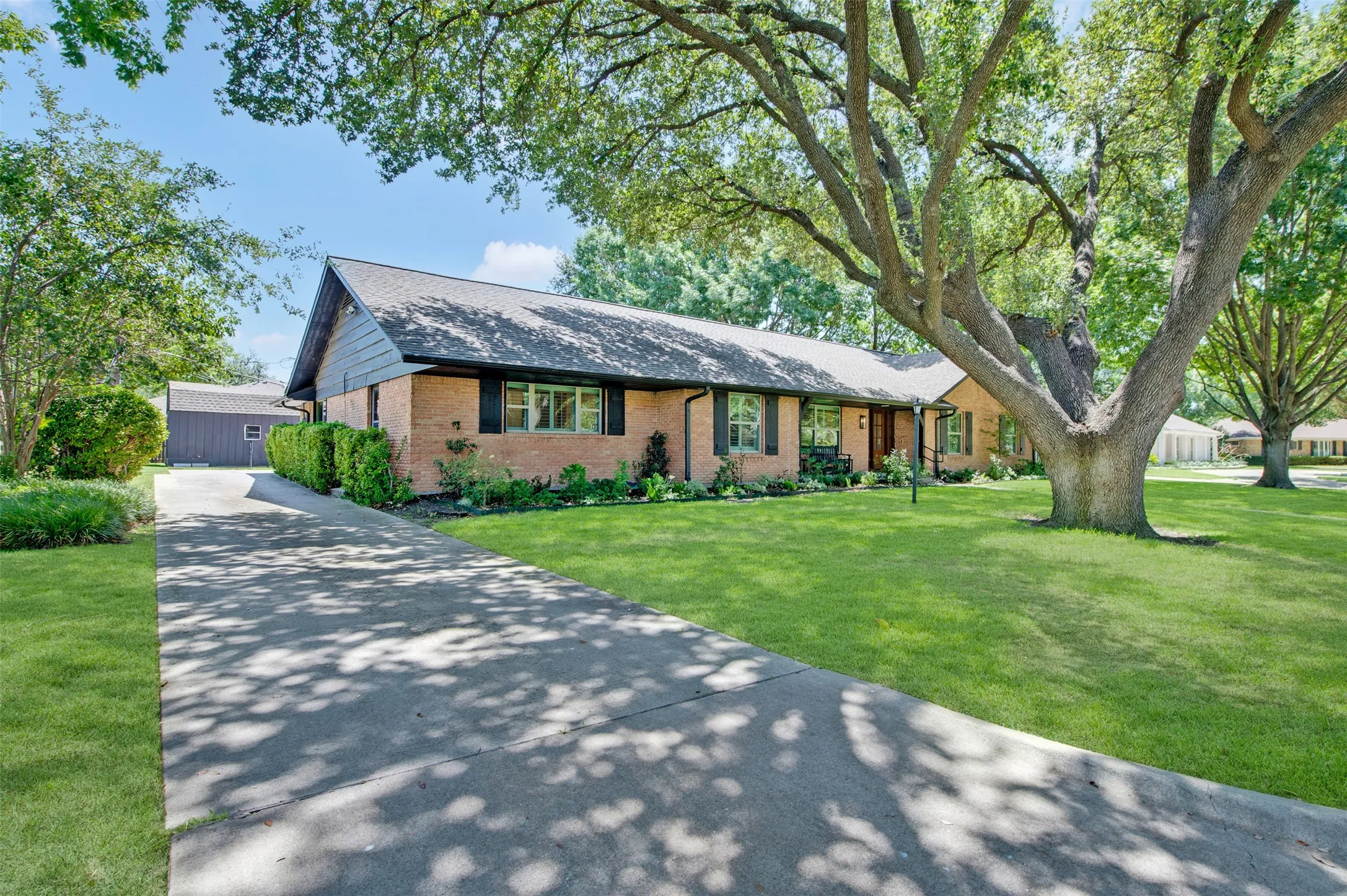 Single Family Residence For Sale in Dallas County , 13834 Tanglewood Drive, Farmers Branch, Texas 75234, 4 Bedroom, 3 Bathroom, 2 Garage spaces, 2,336 Sqft, built in 1960, mls#21327795, Real Estate Agent in Farmers Branch, Homes For Sale in Dallas county, Homes For Sale in Farmers Branch, Realtor in Farmers Branch Texas, Real Estate Brokerage Independent Realty Texas, Luminita Cordes Realtor