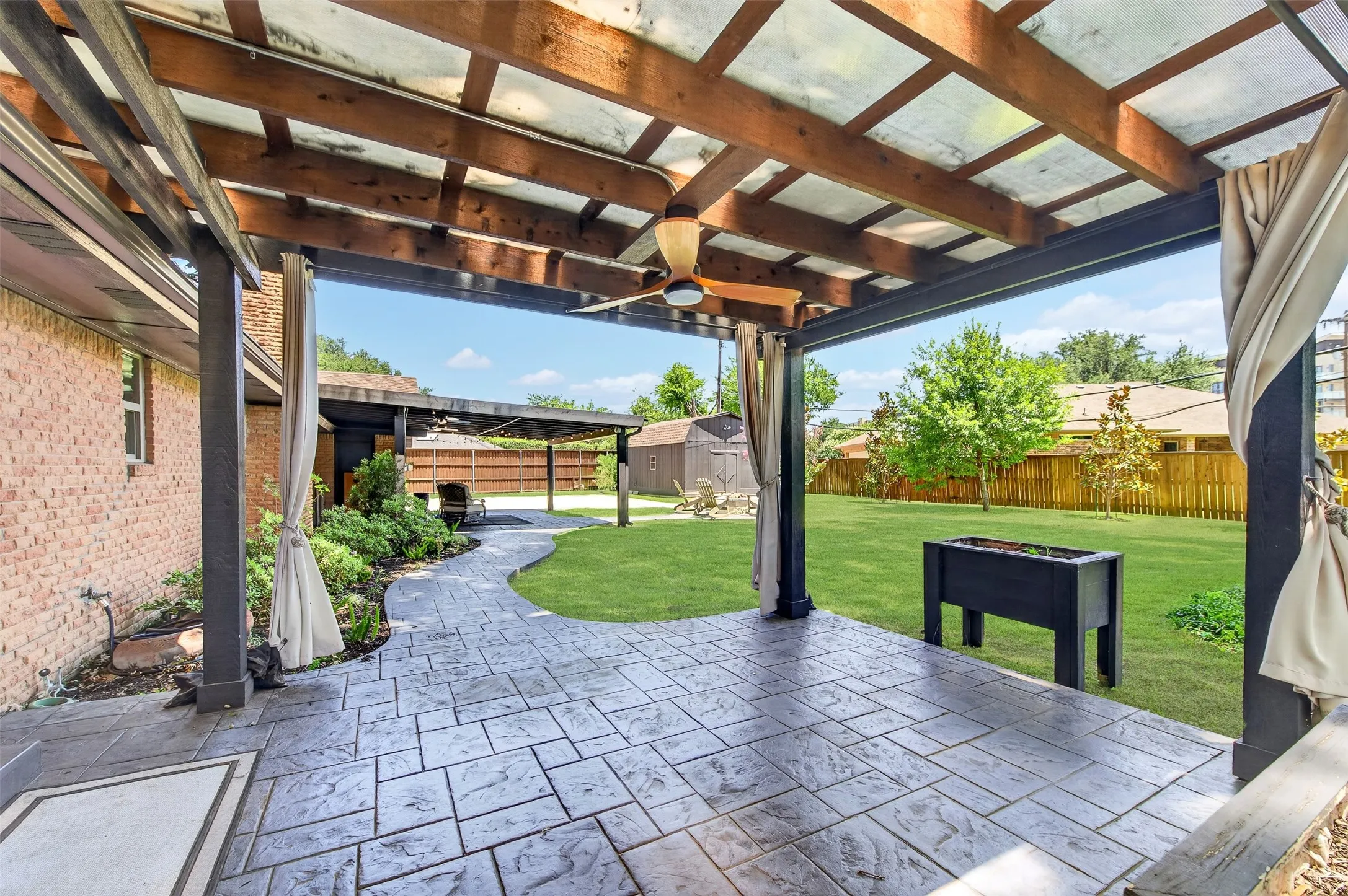 Single Family Residence For Sale in Dallas County , 13834 Tanglewood Drive, Farmers Branch, Texas 75234, 4 Bedroom, 3 Bathroom, 2 Garage spaces, 2,336 Sqft, built in 1960, mls#21327795, Real Estate Agent in Farmers Branch, Homes For Sale in Dallas county, Homes For Sale in Farmers Branch, Realtor in Farmers Branch Texas, Real Estate Brokerage Independent Realty Texas, Luminita Cordes Realtor