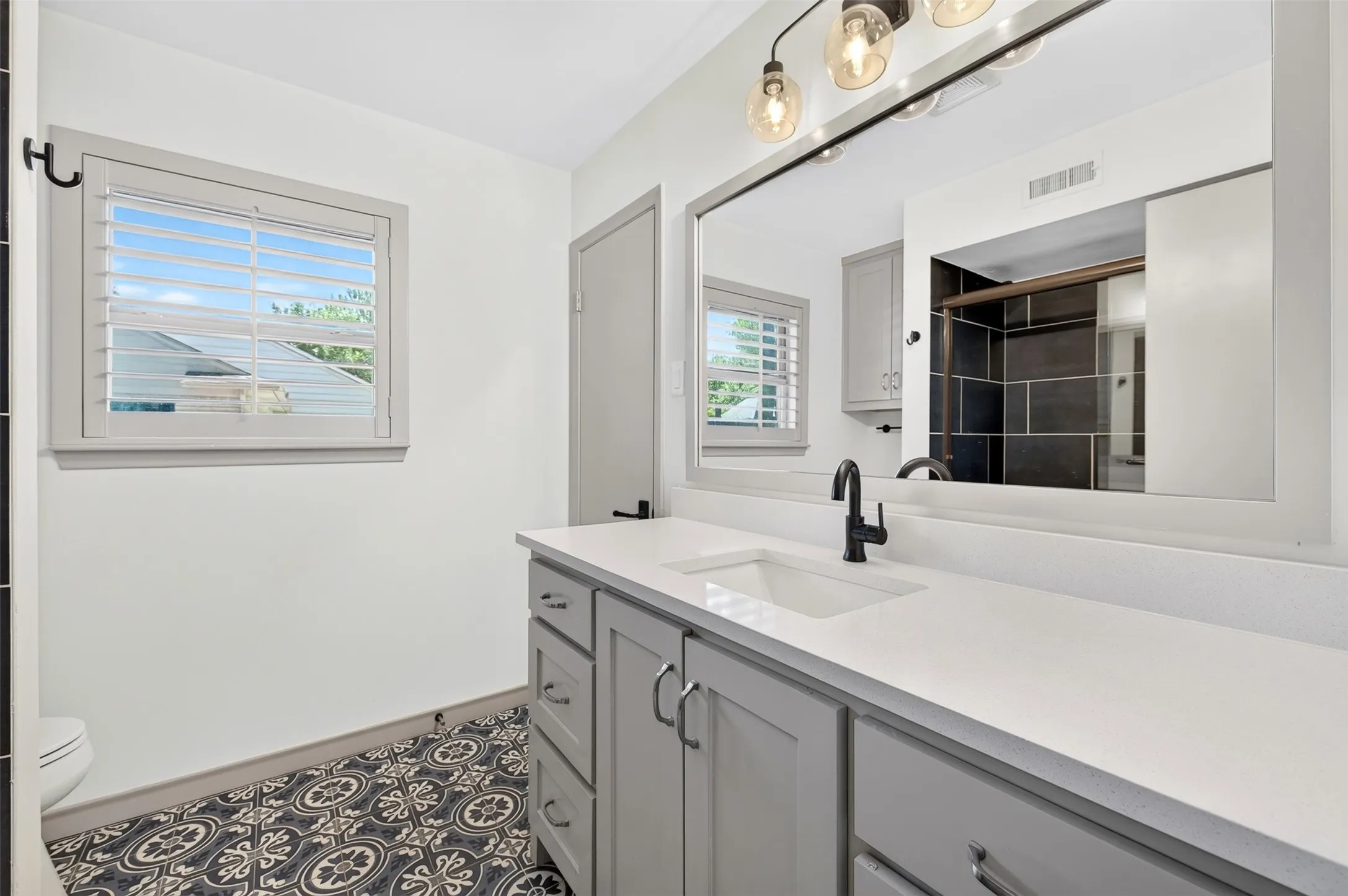 Single Family Residence For Sale in Dallas County , 13834 Tanglewood Drive, Farmers Branch, Texas 75234, 4 Bedroom, 3 Bathroom, 2 Garage spaces, 2,336 Sqft, built in 1960, mls#21327795, Real Estate Agent in Farmers Branch, Homes For Sale in Dallas county, Homes For Sale in Farmers Branch, Realtor in Farmers Branch Texas, Real Estate Brokerage Independent Realty Texas, Luminita Cordes Realtor