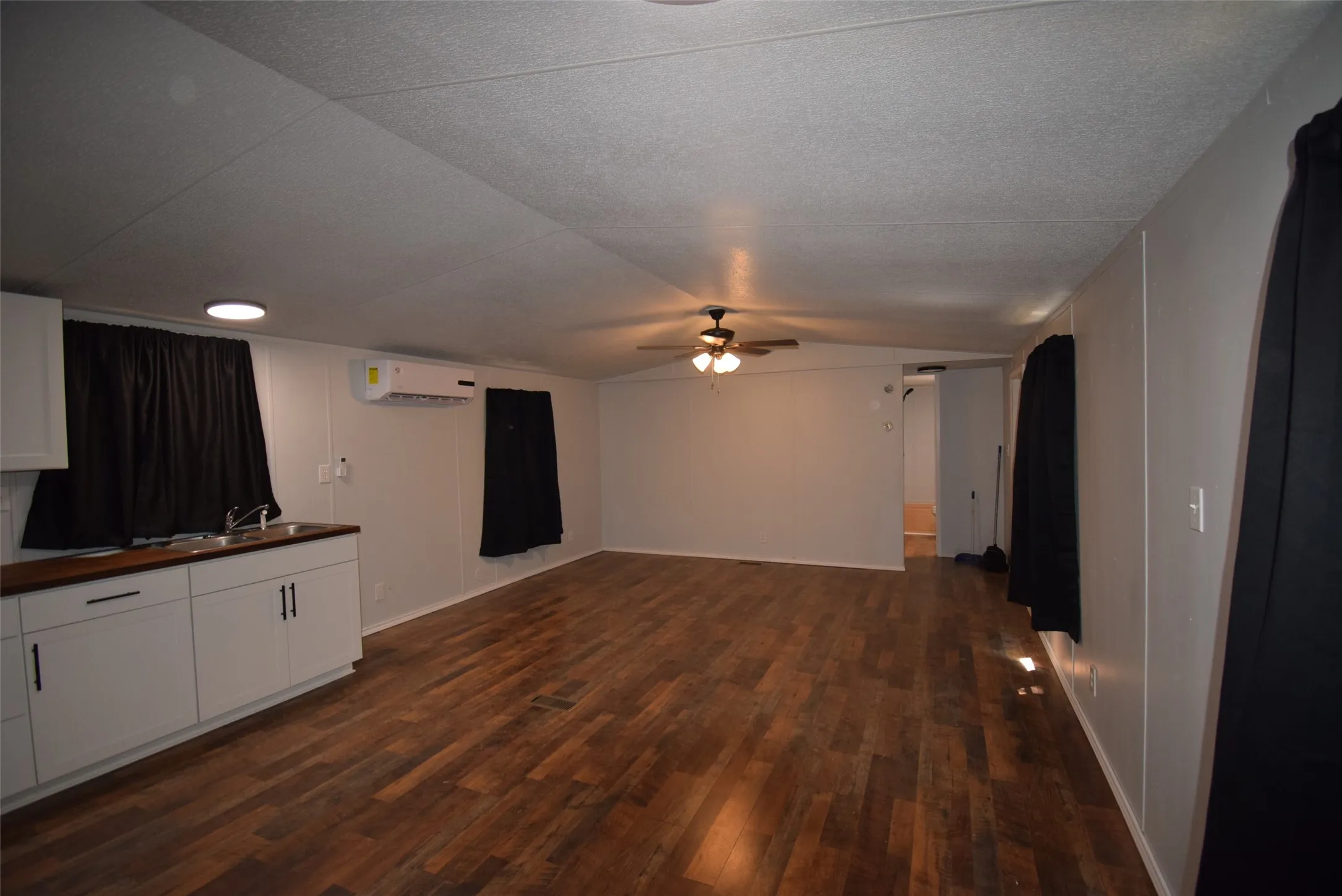Mobile Home For Rent in Henderson County , 6000 Spring Creek 40, Malakoff, Texas 75148, 2 Bedroom, 2 Bathroom, Garage spaces, 870 Sqft, built in 1996, mls#21325015, Real Estate Agent in Malakoff, Homes For Rent in Henderson county, Homes For Rent in Malakoff, Realtor in Malakoff Texas, Real Estate Brokerage Independent Realty Texas, Luminita Cordes Realtor
