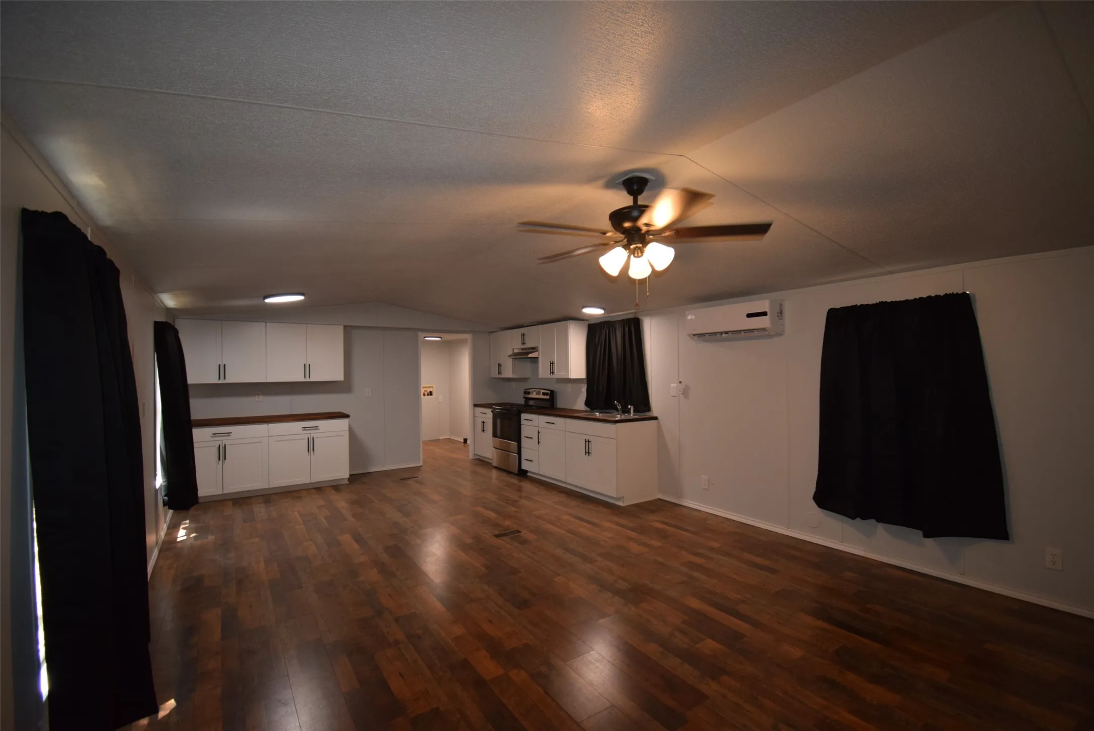 Mobile Home For Rent in Henderson County , 6000 Spring Creek 40, Malakoff, Texas 75148, 2 Bedroom, 2 Bathroom, Garage spaces, 870 Sqft, built in 1996, mls#21325015, Real Estate Agent in Malakoff, Homes For Rent in Henderson county, Homes For Rent in Malakoff, Realtor in Malakoff Texas, Real Estate Brokerage Independent Realty Texas, Luminita Cordes Realtor
