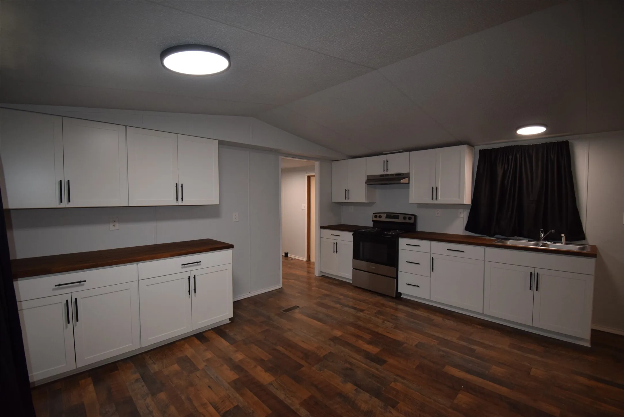 Mobile Home For Rent in Henderson County , 6000 Spring Creek 40, Malakoff, Texas 75148, 2 Bedroom, 2 Bathroom, Garage spaces, 870 Sqft, built in 1996, mls#21325015, Real Estate Agent in Malakoff, Homes For Rent in Henderson county, Homes For Rent in Malakoff, Realtor in Malakoff Texas, Real Estate Brokerage Independent Realty Texas, Luminita Cordes Realtor