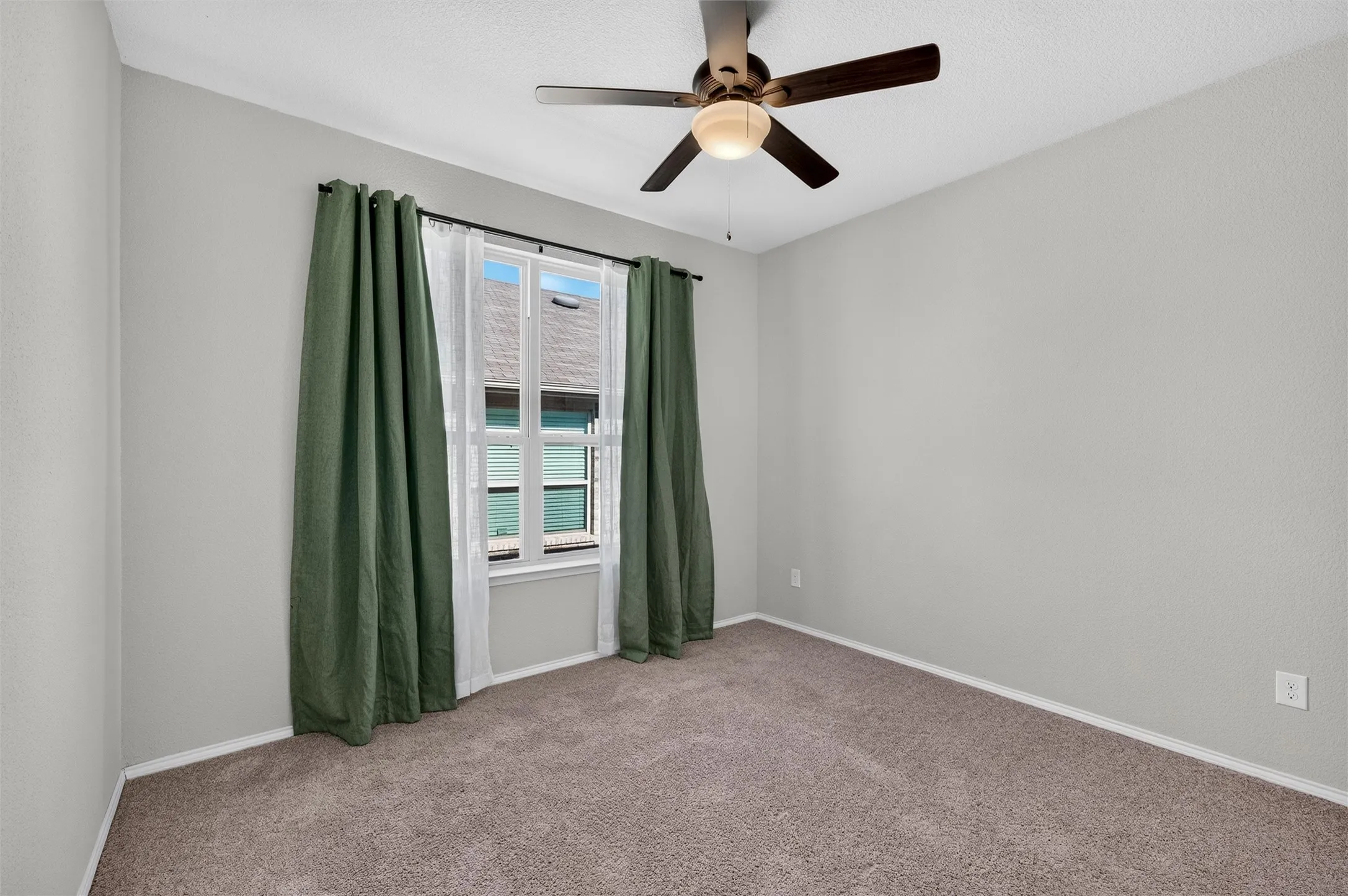 Single Family Residence For Sale in Denton County , 5709 Del Rey Drive, Denton, Texas 76208, 3 Bedroom, 2 Bathroom, 2 Garage spaces, 1,799 Sqft, built in 2017, mls#21303858, Real Estate Agent in Denton, Homes For Sale in Denton county, Homes For Sale in Denton, Realtor in Denton Texas, Real Estate Brokerage Independent Realty Texas, Luminita Cordes Realtor