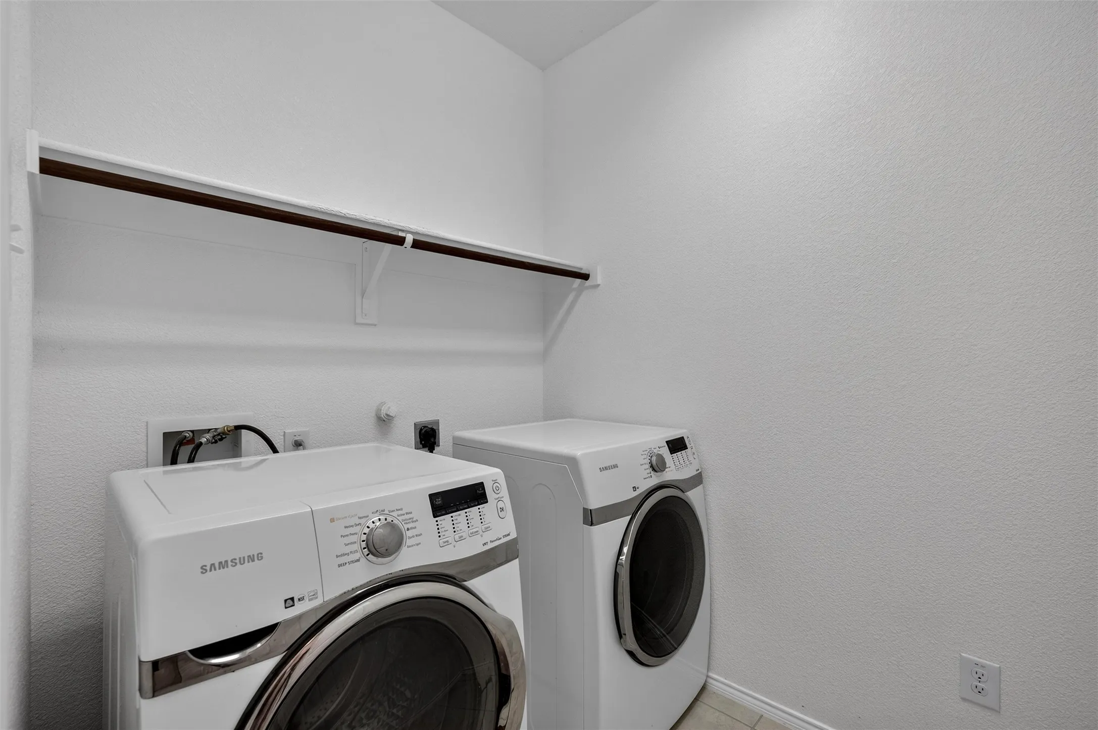 Single Family Residence For Sale in Denton County , 5709 Del Rey Drive, Denton, Texas 76208, 3 Bedroom, 2 Bathroom, 2 Garage spaces, 1,799 Sqft, built in 2017, mls#21303858, Real Estate Agent in Denton, Homes For Sale in Denton county, Homes For Sale in Denton, Realtor in Denton Texas, Real Estate Brokerage Independent Realty Texas, Luminita Cordes Realtor
