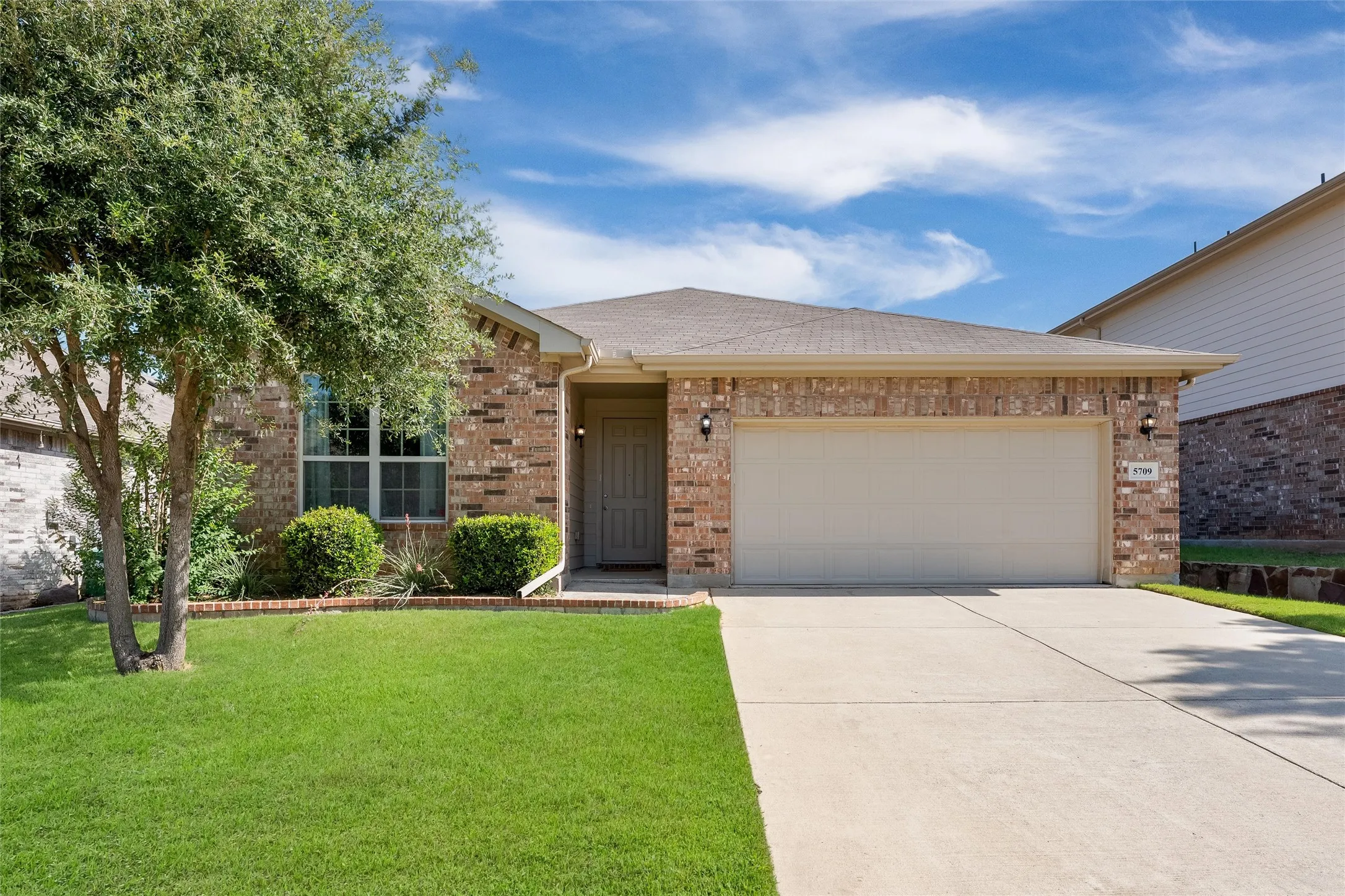 Single Family Residence For Sale in Denton County , 5709 Del Rey Drive, Denton, Texas 76208, 3 Bedroom, 2 Bathroom, 2 Garage spaces, 1,799 Sqft, built in 2017, mls#21303858, Real Estate Agent in Denton, Homes For Sale in Denton county, Homes For Sale in Denton, Realtor in Denton Texas, Real Estate Brokerage Independent Realty Texas, Luminita Cordes Realtor