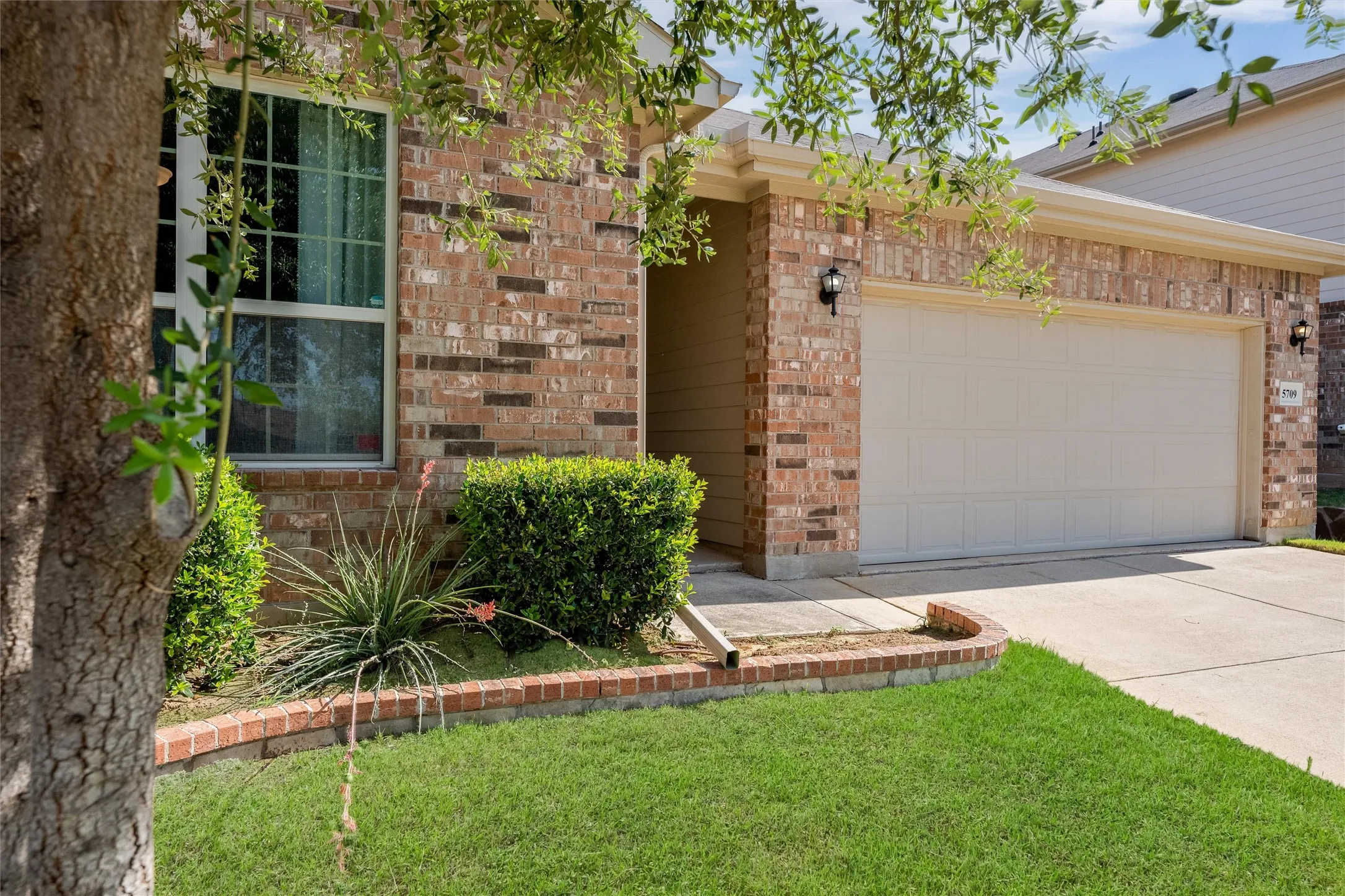 Single Family Residence For Sale in Denton County , 5709 Del Rey Drive, Denton, Texas 76208, 3 Bedroom, 2 Bathroom, 2 Garage spaces, 1,799 Sqft, built in 2017, mls#21303858, Real Estate Agent in Denton, Homes For Sale in Denton county, Homes For Sale in Denton, Realtor in Denton Texas, Real Estate Brokerage Independent Realty Texas, Luminita Cordes Realtor
