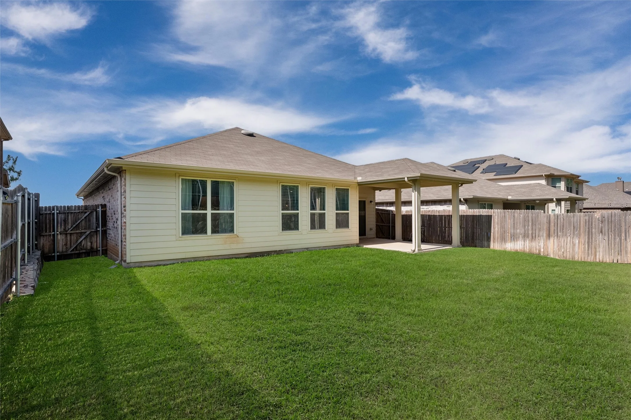 Single Family Residence For Sale in Denton County , 5709 Del Rey Drive, Denton, Texas 76208, 3 Bedroom, 2 Bathroom, 2 Garage spaces, 1,799 Sqft, built in 2017, mls#21303858, Real Estate Agent in Denton, Homes For Sale in Denton county, Homes For Sale in Denton, Realtor in Denton Texas, Real Estate Brokerage Independent Realty Texas, Luminita Cordes Realtor