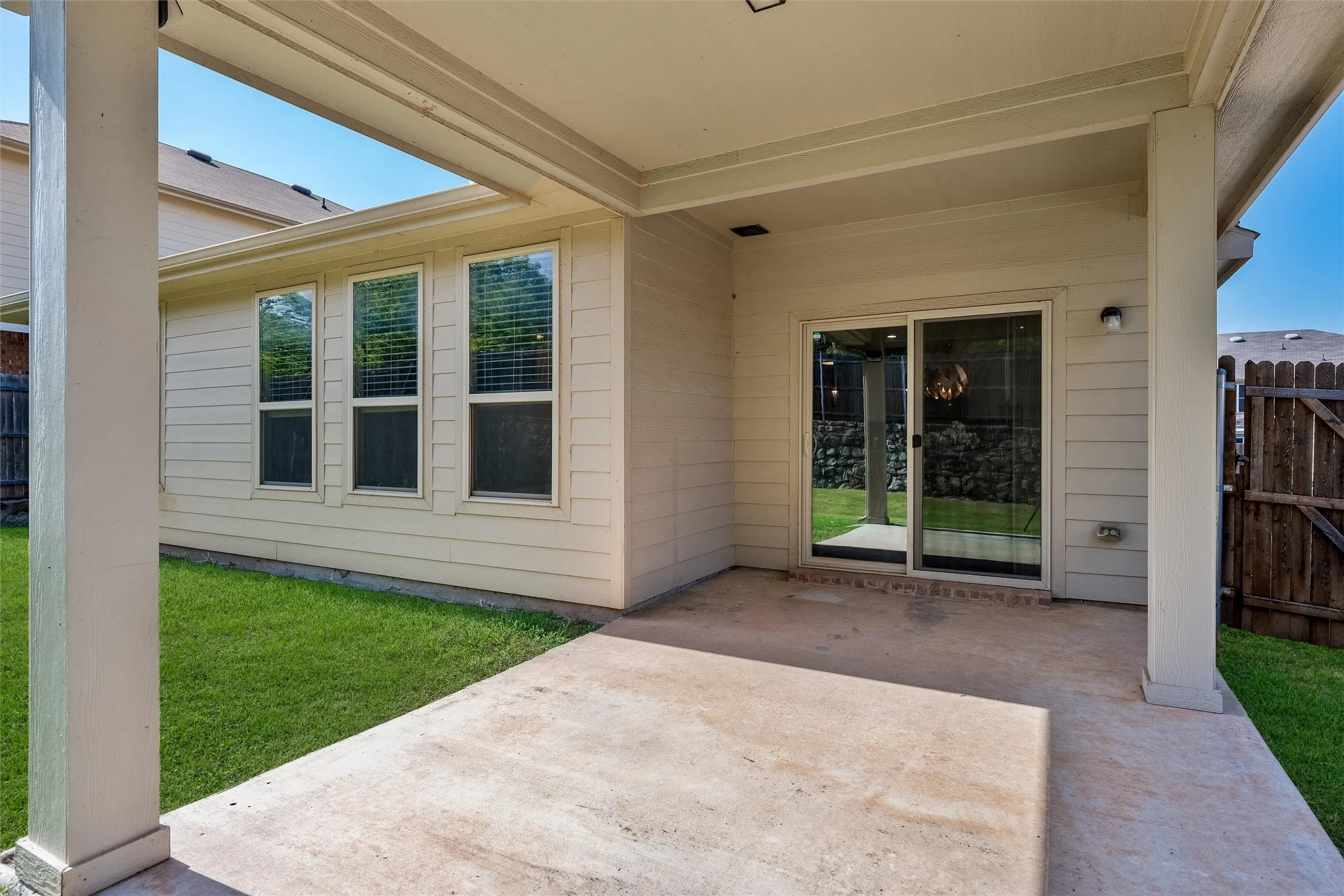 Single Family Residence For Sale in Denton County , 5709 Del Rey Drive, Denton, Texas 76208, 3 Bedroom, 2 Bathroom, 2 Garage spaces, 1,799 Sqft, built in 2017, mls#21303858, Real Estate Agent in Denton, Homes For Sale in Denton county, Homes For Sale in Denton, Realtor in Denton Texas, Real Estate Brokerage Independent Realty Texas, Luminita Cordes Realtor