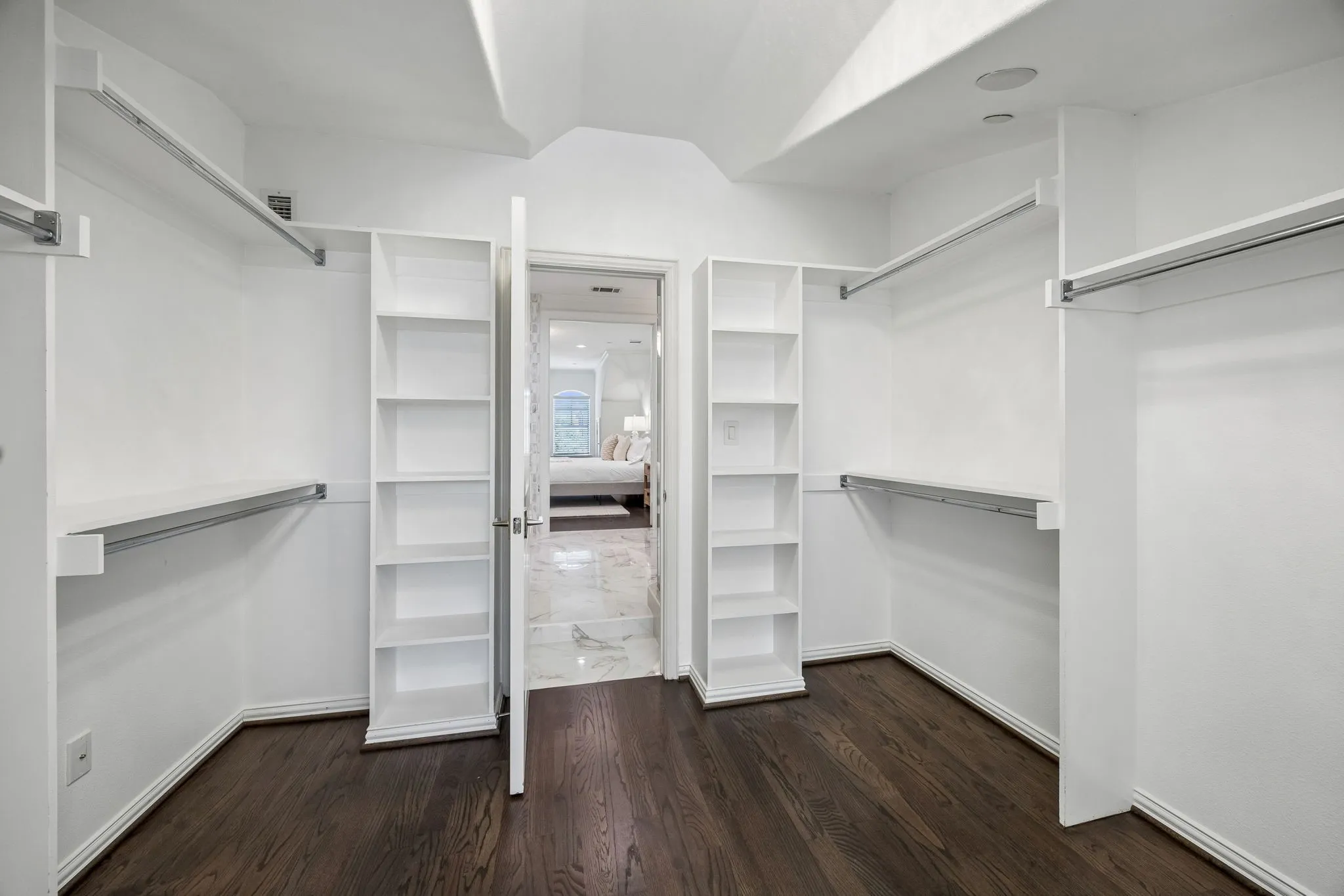 Condominium For Sale in Dallas County , 4152 Emerson Avenue A, University Park, Texas 75205, 3 Bedroom, 3 Bathroom, 2 Garage spaces, 2,575 Sqft, built in 2006, mls#21326317, Real Estate Agent in University Park, Homes For Sale in Dallas county, Homes For Sale in University Park, Realtor in University Park Texas, Real Estate Brokerage Independent Realty Texas, Luminita Cordes Realtor