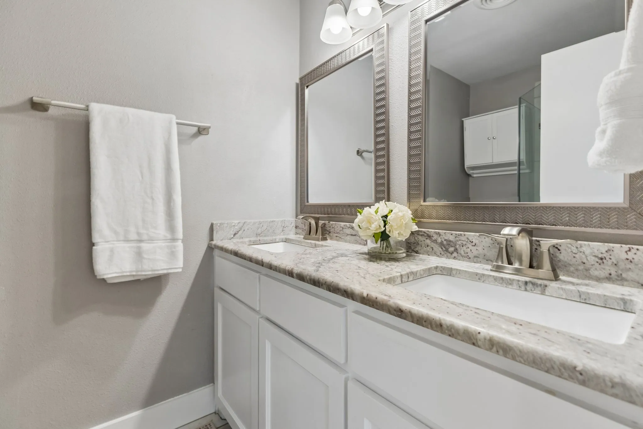 Single Family Residence For Sale in Dallas County , 10647 Chesterton Drive, Dallas, Texas 75238, 4 Bedroom, 2 Bathroom, 2 Garage spaces, 1,937 Sqft, built in 1960, mls#21325680, Real Estate Agent in Dallas, Homes For Sale in Dallas county, Homes For Sale in Dallas, Realtor in Dallas Texas, Real Estate Brokerage Independent Realty Texas, Luminita Cordes Realtor