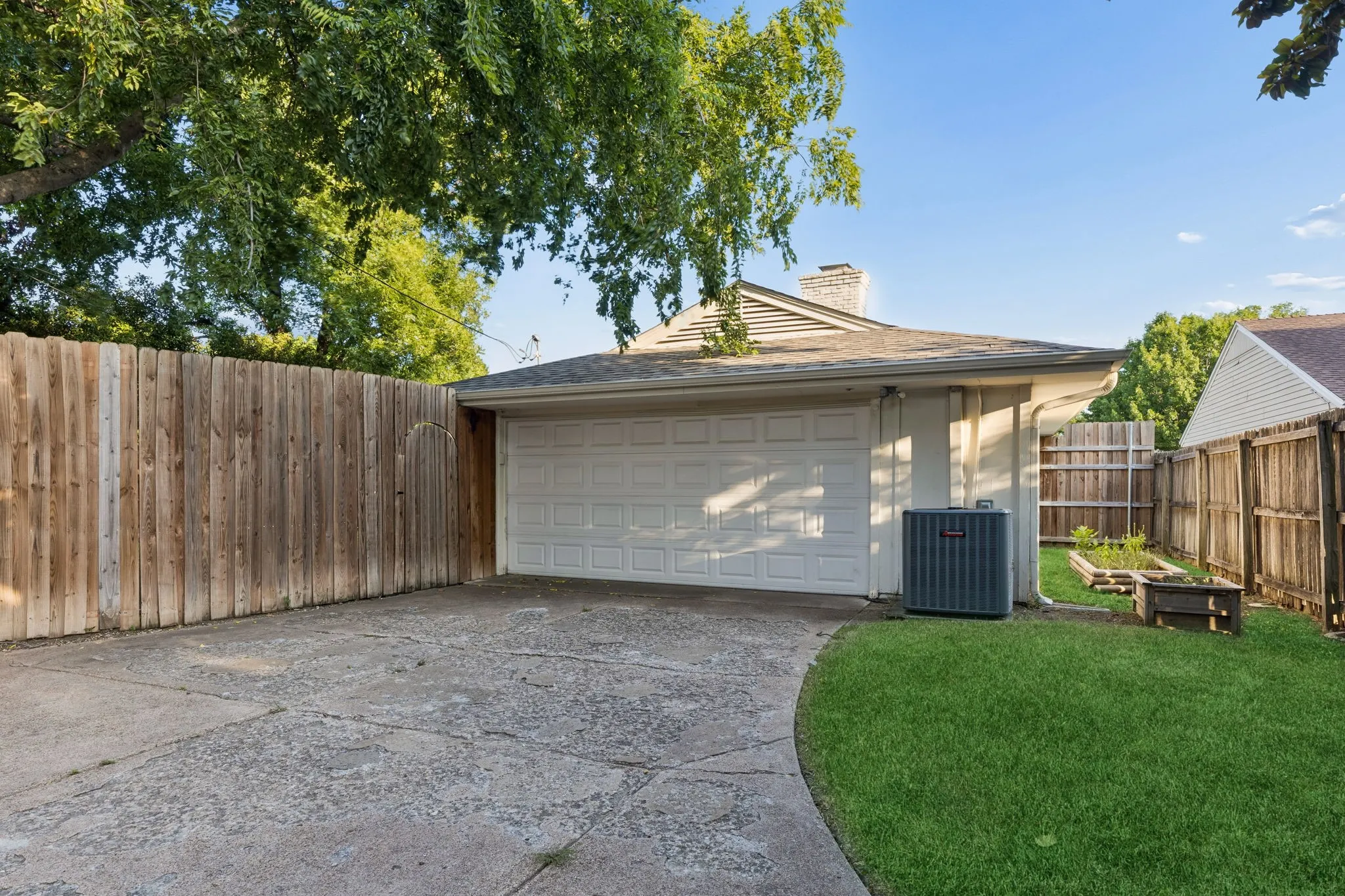 Single Family Residence For Sale in Dallas County , 10647 Chesterton Drive, Dallas, Texas 75238, 4 Bedroom, 2 Bathroom, 2 Garage spaces, 1,937 Sqft, built in 1960, mls#21325680, Real Estate Agent in Dallas, Homes For Sale in Dallas county, Homes For Sale in Dallas, Realtor in Dallas Texas, Real Estate Brokerage Independent Realty Texas, Luminita Cordes Realtor