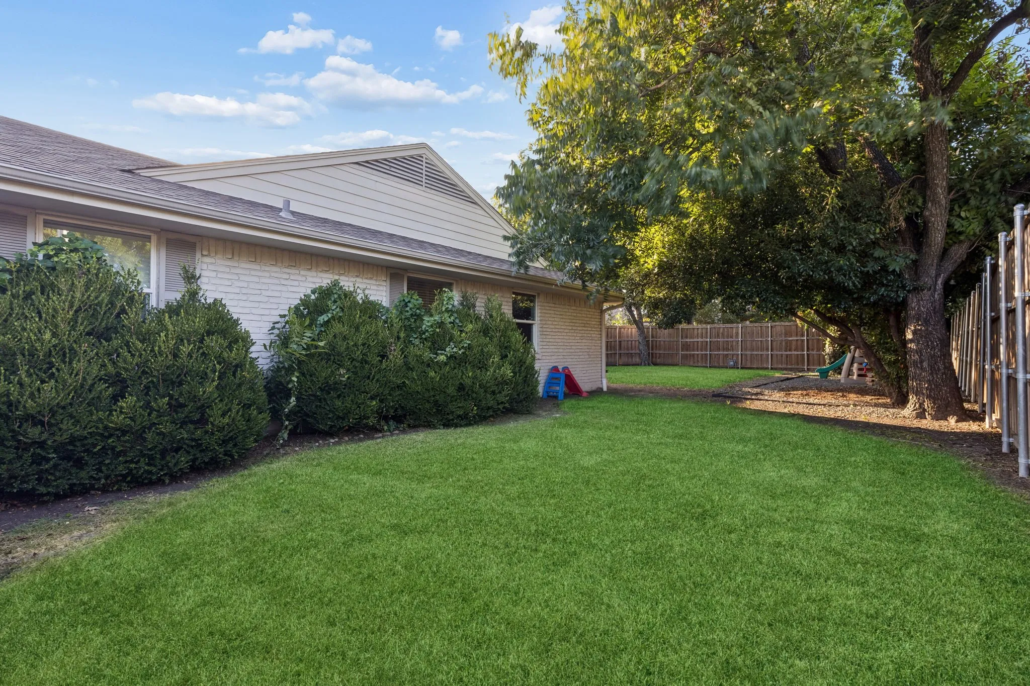 Single Family Residence For Sale in Dallas County , 10647 Chesterton Drive, Dallas, Texas 75238, 4 Bedroom, 2 Bathroom, 2 Garage spaces, 1,937 Sqft, built in 1960, mls#21325680, Real Estate Agent in Dallas, Homes For Sale in Dallas county, Homes For Sale in Dallas, Realtor in Dallas Texas, Real Estate Brokerage Independent Realty Texas, Luminita Cordes Realtor