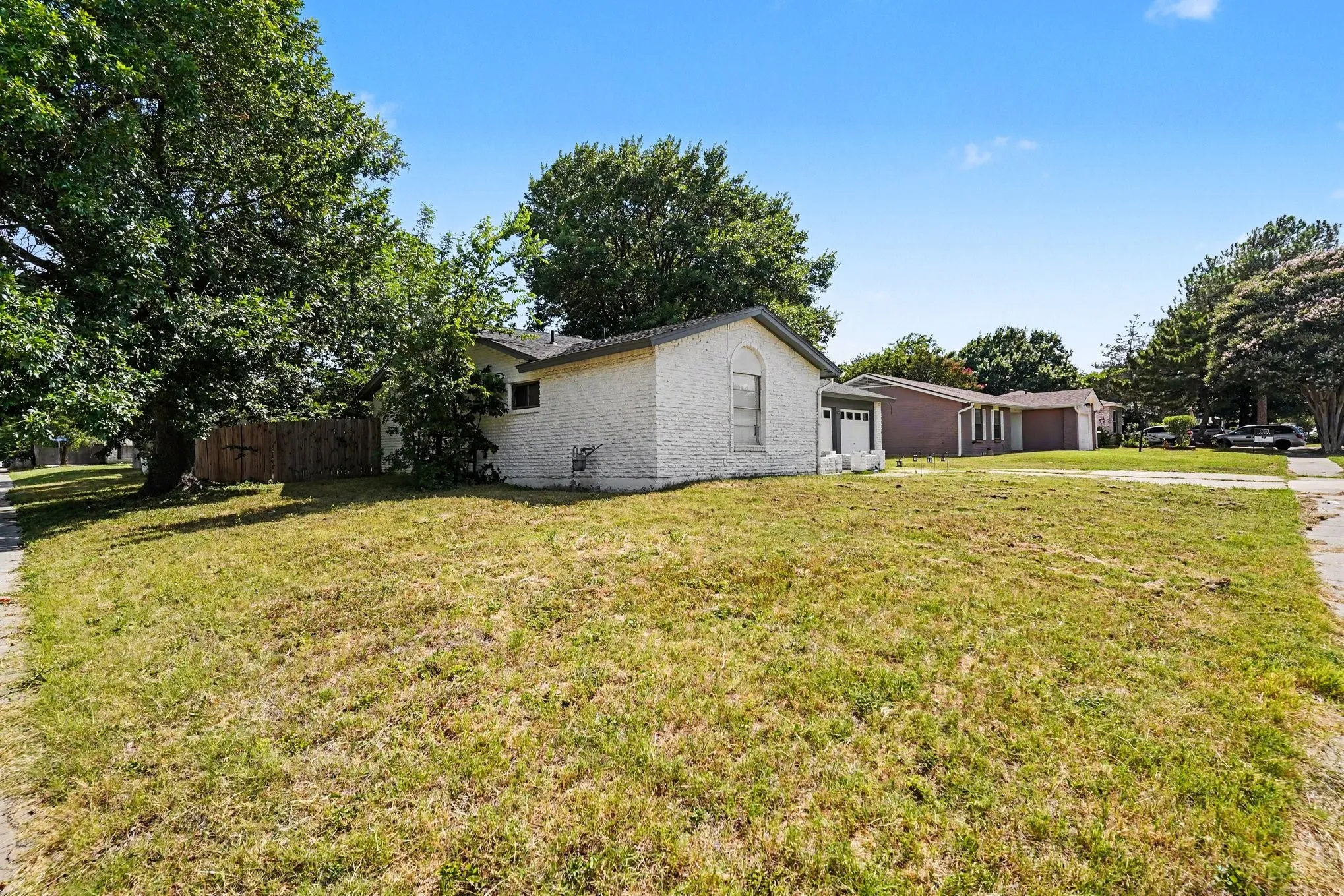 Single Family Residence For Sale in Tarrant County , 1608 Natches Drive, Arlington, Texas 76014, 3 Bedroom, 2 Bathroom, 2 Garage spaces, 1,341 Sqft, built in 1971, mls#21301834, Real Estate Agent in Arlington, Homes For Sale in Tarrant county, Homes For Sale in Arlington, Realtor in Arlington Texas, Real Estate Brokerage Independent Realty Texas, Luminita Cordes Realtor