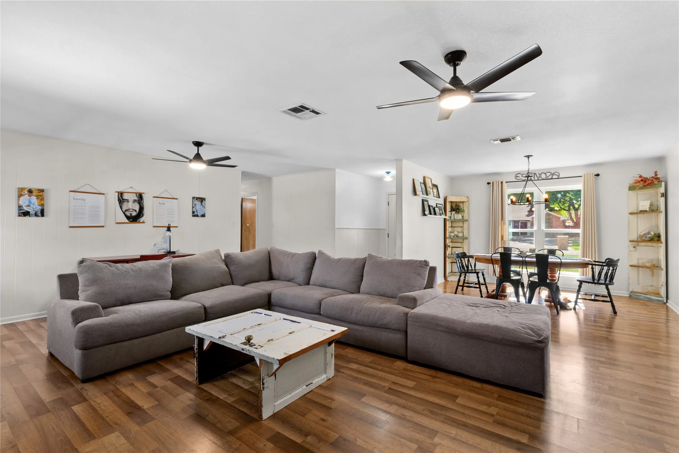Single Family Residence For Sale in Freestone County , 8 Circle Drive, Teague, Texas 75860, 3 Bedroom, 2 Bathroom, 2 Garage spaces, 1,819 Sqft, built in 1979, mls#21327612, Real Estate Agent in Teague, Homes For Sale in Freestone county, Homes For Sale in Teague, Realtor in Teague Texas, Real Estate Brokerage Independent Realty Texas, Luminita Cordes Realtor