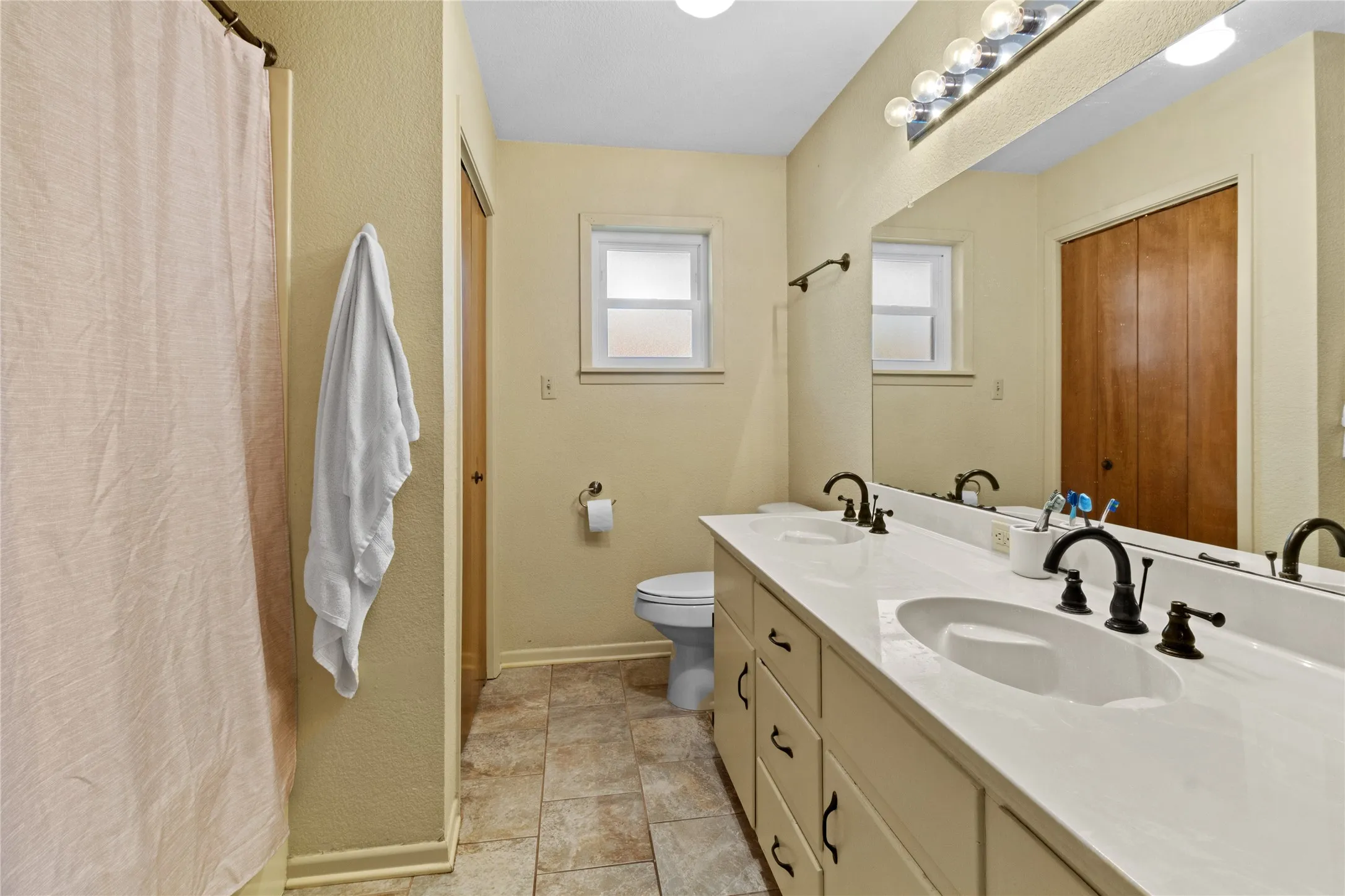 Single Family Residence For Sale in Freestone County , 8 Circle Drive, Teague, Texas 75860, 3 Bedroom, 2 Bathroom, 2 Garage spaces, 1,819 Sqft, built in 1979, mls#21327612, Real Estate Agent in Teague, Homes For Sale in Freestone county, Homes For Sale in Teague, Realtor in Teague Texas, Real Estate Brokerage Independent Realty Texas, Luminita Cordes Realtor