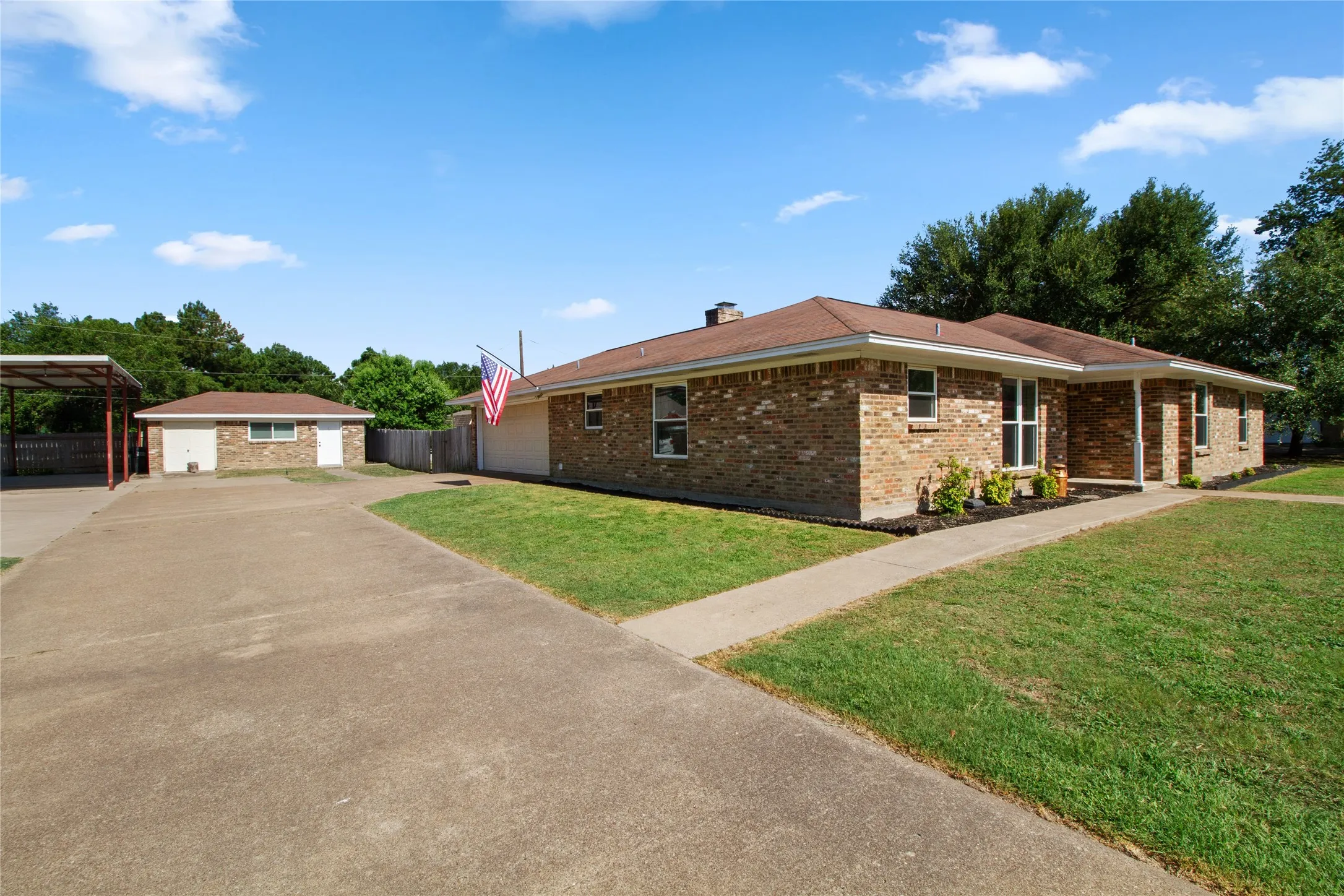 Single Family Residence For Sale in Freestone County , 8 Circle Drive, Teague, Texas 75860, 3 Bedroom, 2 Bathroom, 2 Garage spaces, 1,819 Sqft, built in 1979, mls#21327612, Real Estate Agent in Teague, Homes For Sale in Freestone county, Homes For Sale in Teague, Realtor in Teague Texas, Real Estate Brokerage Independent Realty Texas, Luminita Cordes Realtor