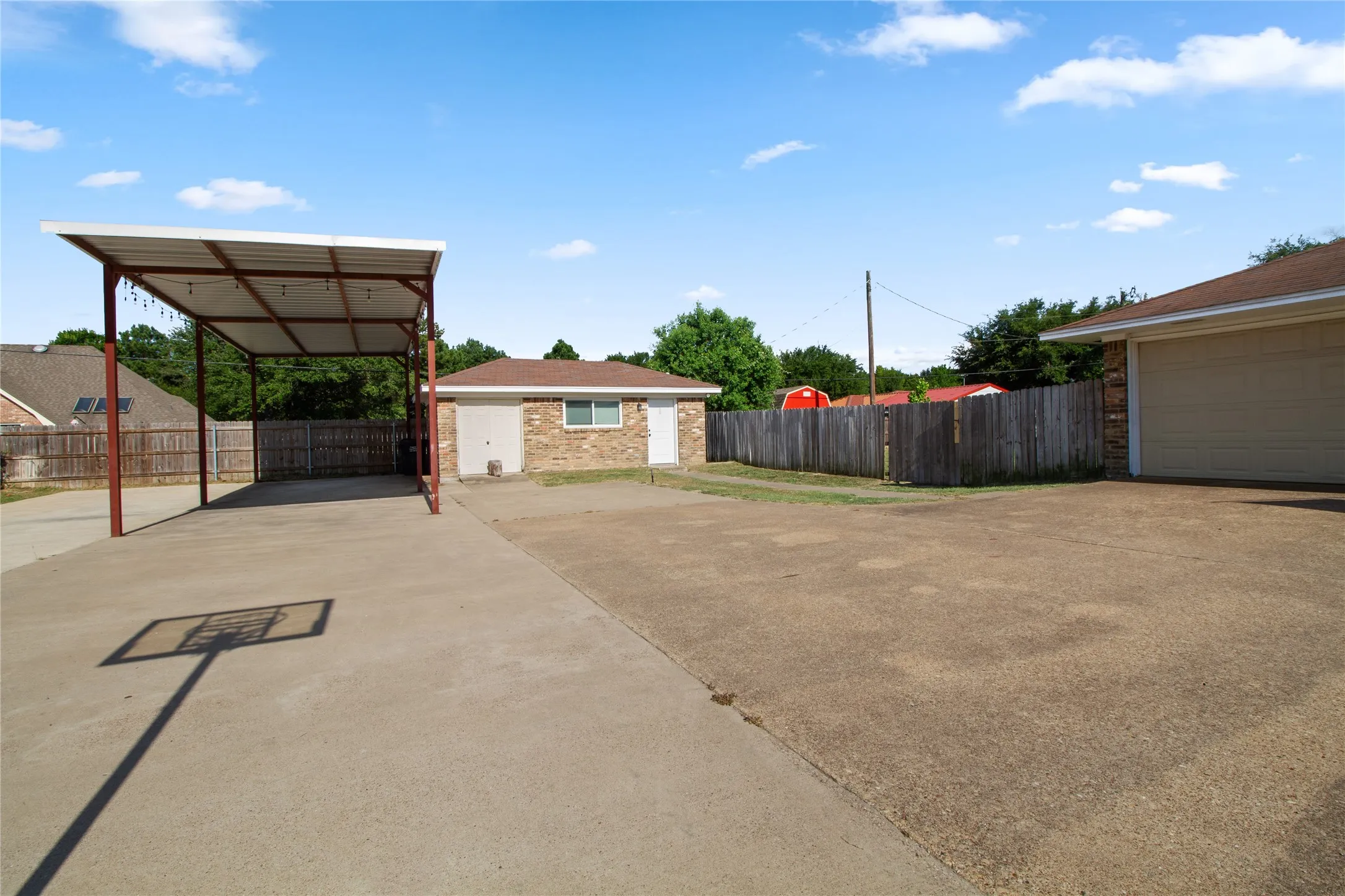 Single Family Residence For Sale in Freestone County , 8 Circle Drive, Teague, Texas 75860, 3 Bedroom, 2 Bathroom, 2 Garage spaces, 1,819 Sqft, built in 1979, mls#21327612, Real Estate Agent in Teague, Homes For Sale in Freestone county, Homes For Sale in Teague, Realtor in Teague Texas, Real Estate Brokerage Independent Realty Texas, Luminita Cordes Realtor