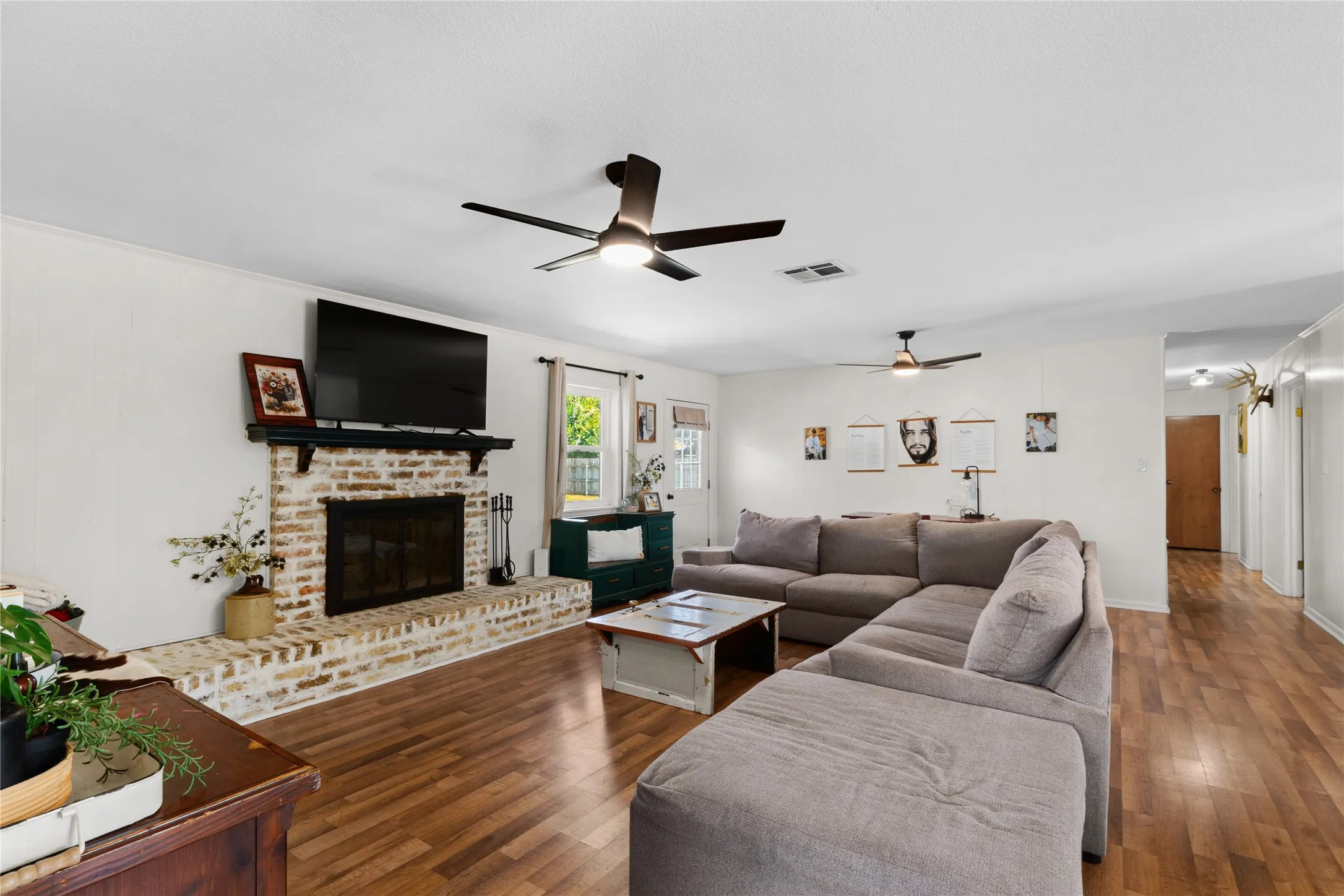 Single Family Residence For Sale in Freestone County , 8 Circle Drive, Teague, Texas 75860, 3 Bedroom, 2 Bathroom, 2 Garage spaces, 1,819 Sqft, built in 1979, mls#21327612, Real Estate Agent in Teague, Homes For Sale in Freestone county, Homes For Sale in Teague, Realtor in Teague Texas, Real Estate Brokerage Independent Realty Texas, Luminita Cordes Realtor