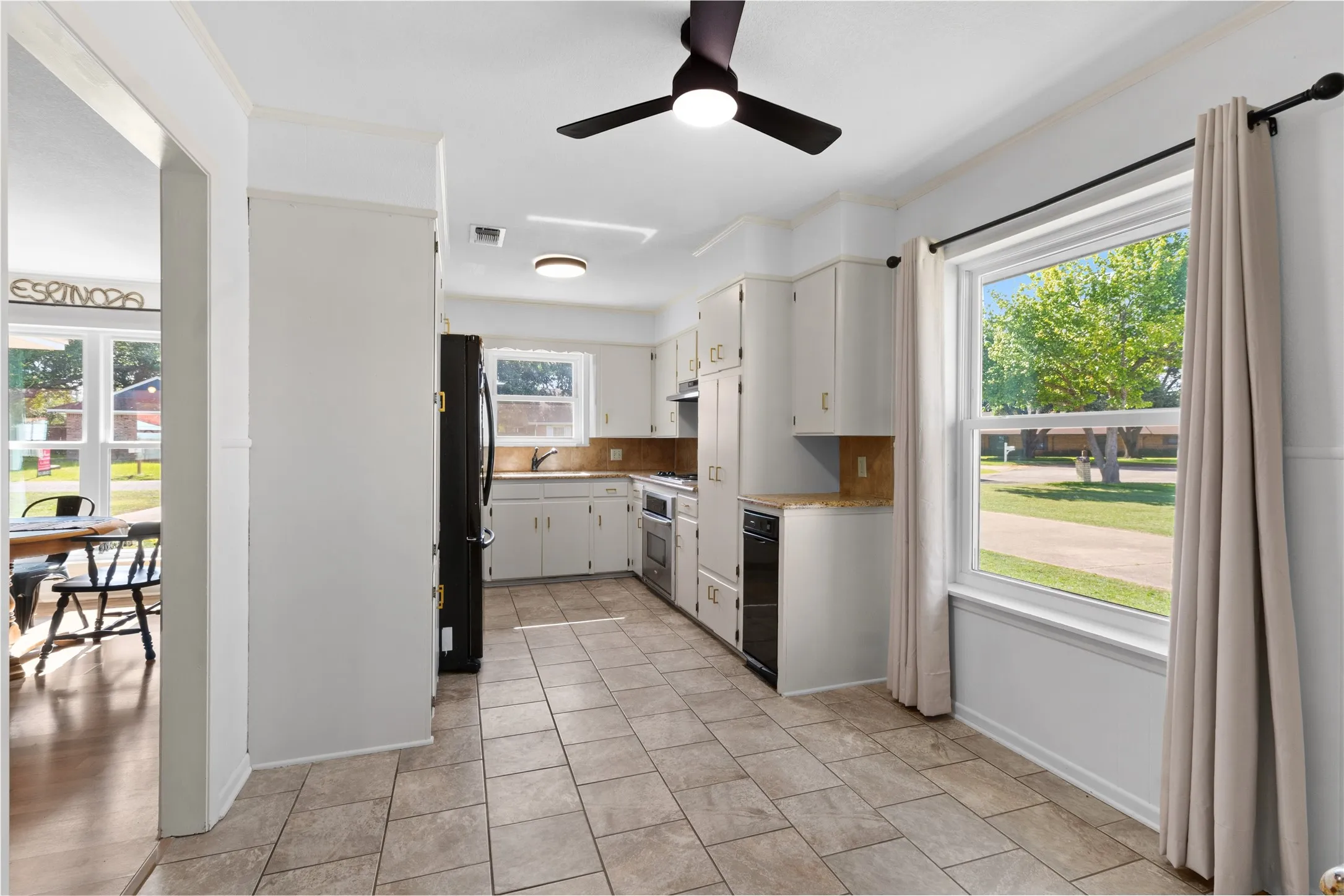 Single Family Residence For Sale in Freestone County , 8 Circle Drive, Teague, Texas 75860, 3 Bedroom, 2 Bathroom, 2 Garage spaces, 1,819 Sqft, built in 1979, mls#21327612, Real Estate Agent in Teague, Homes For Sale in Freestone county, Homes For Sale in Teague, Realtor in Teague Texas, Real Estate Brokerage Independent Realty Texas, Luminita Cordes Realtor