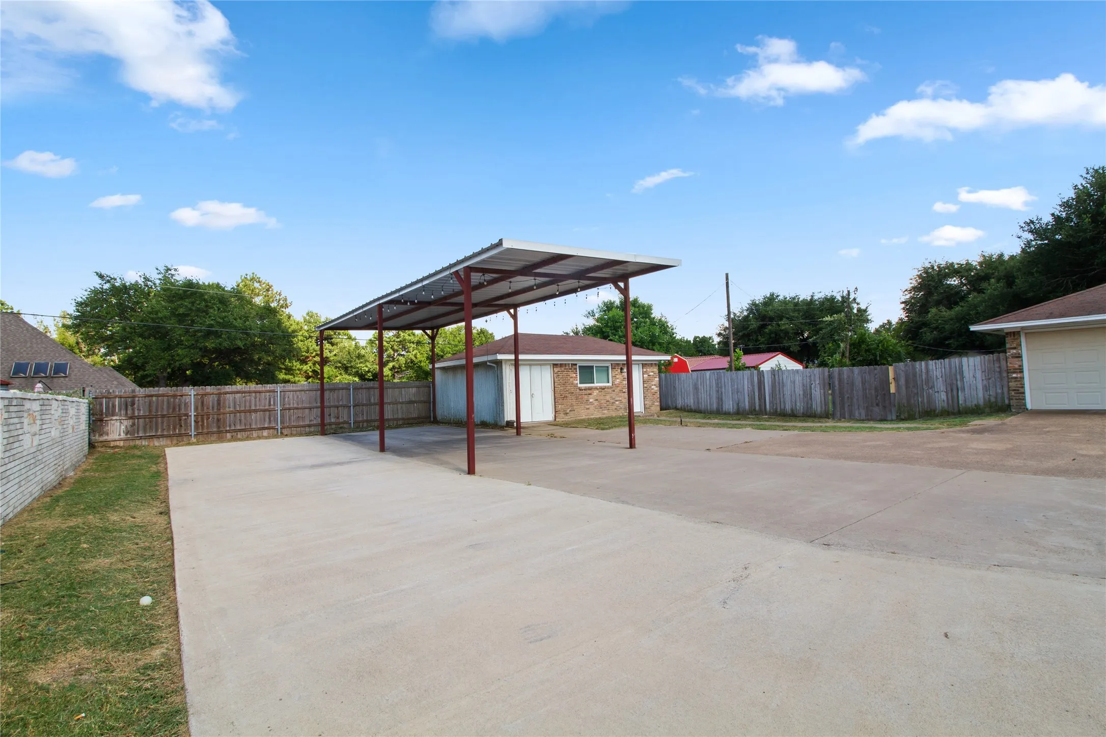 Single Family Residence For Sale in Freestone County , 8 Circle Drive, Teague, Texas 75860, 3 Bedroom, 2 Bathroom, 2 Garage spaces, 1,819 Sqft, built in 1979, mls#21327612, Real Estate Agent in Teague, Homes For Sale in Freestone county, Homes For Sale in Teague, Realtor in Teague Texas, Real Estate Brokerage Independent Realty Texas, Luminita Cordes Realtor