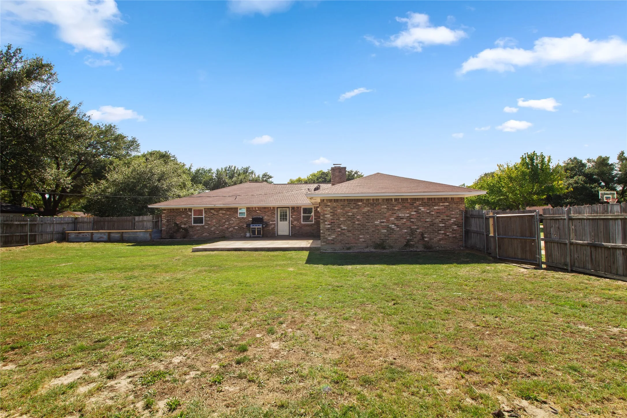 Single Family Residence For Sale in Freestone County , 8 Circle Drive, Teague, Texas 75860, 3 Bedroom, 2 Bathroom, 2 Garage spaces, 1,819 Sqft, built in 1979, mls#21327612, Real Estate Agent in Teague, Homes For Sale in Freestone county, Homes For Sale in Teague, Realtor in Teague Texas, Real Estate Brokerage Independent Realty Texas, Luminita Cordes Realtor
