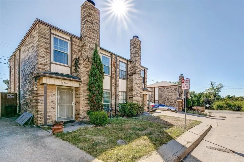 Townhouse For Sale in Dallas County , 108 Brookside Drive, Duncanville, Texas 75137, 2 Bedroom, 2 Bathroom, Garage spaces, 1,055 Sqft, built in 1985, mls#21327831, Real Estate Agent in Duncanville, Homes For Sale in Dallas county, Homes For Sale in Duncanville, Realtor in Duncanville Texas, Real Estate Brokerage Independent Realty Texas, Luminita Cordes Realtor